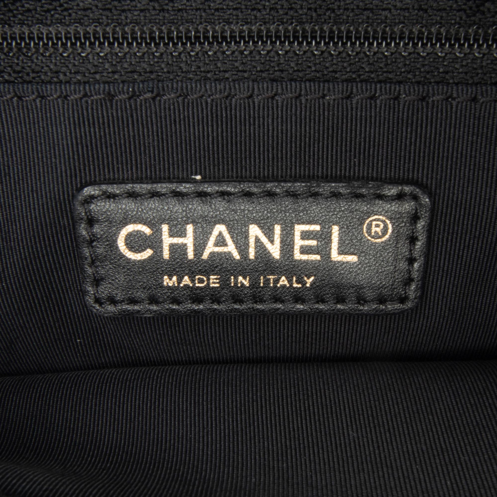 Chanel Caviar Grand Shopping Tote (SHG-uwjTqA)