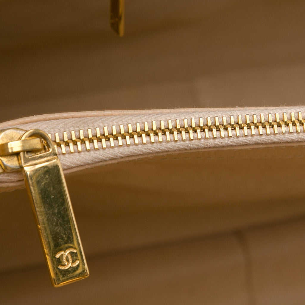 Chanel Caviar Grand Shopping Tote (SHG-V5TxH5)