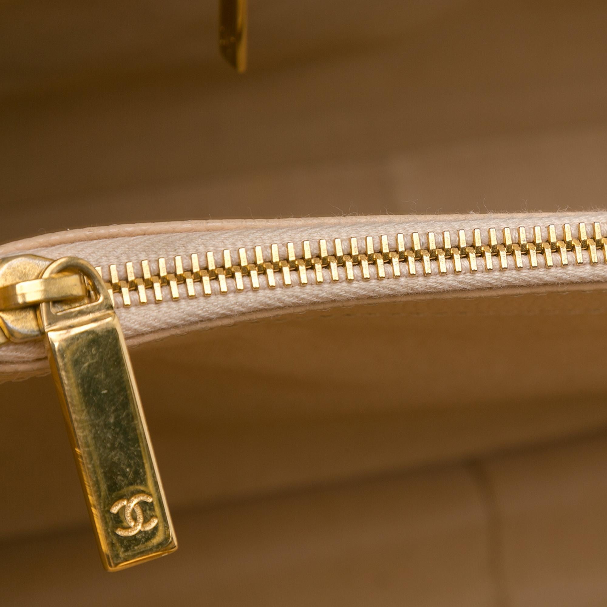 Chanel Caviar Grand Shopping Tote (SHG-V5TxH5)