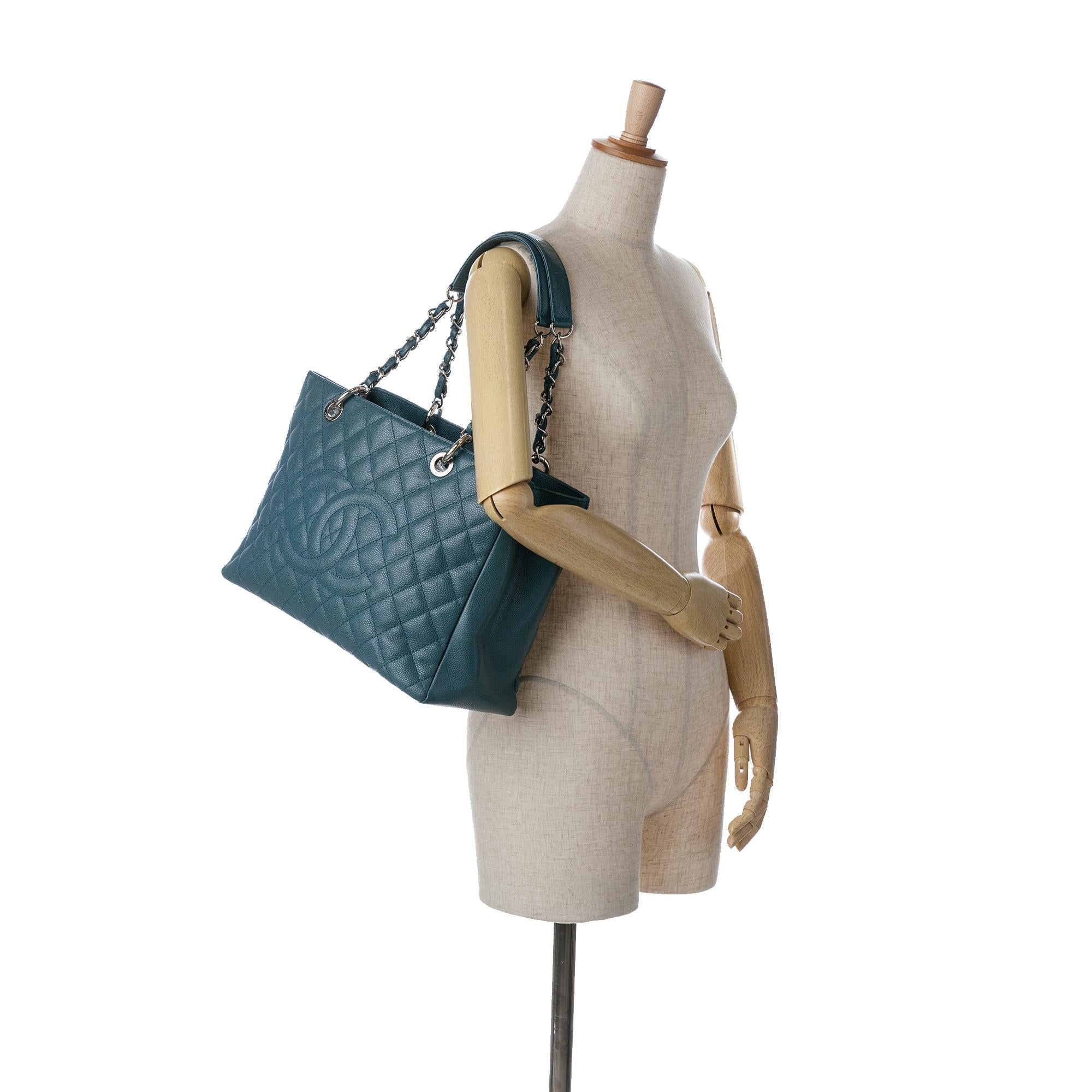 Chanel Caviar Grand Shopping Tote (SHG-mFqSGP)
