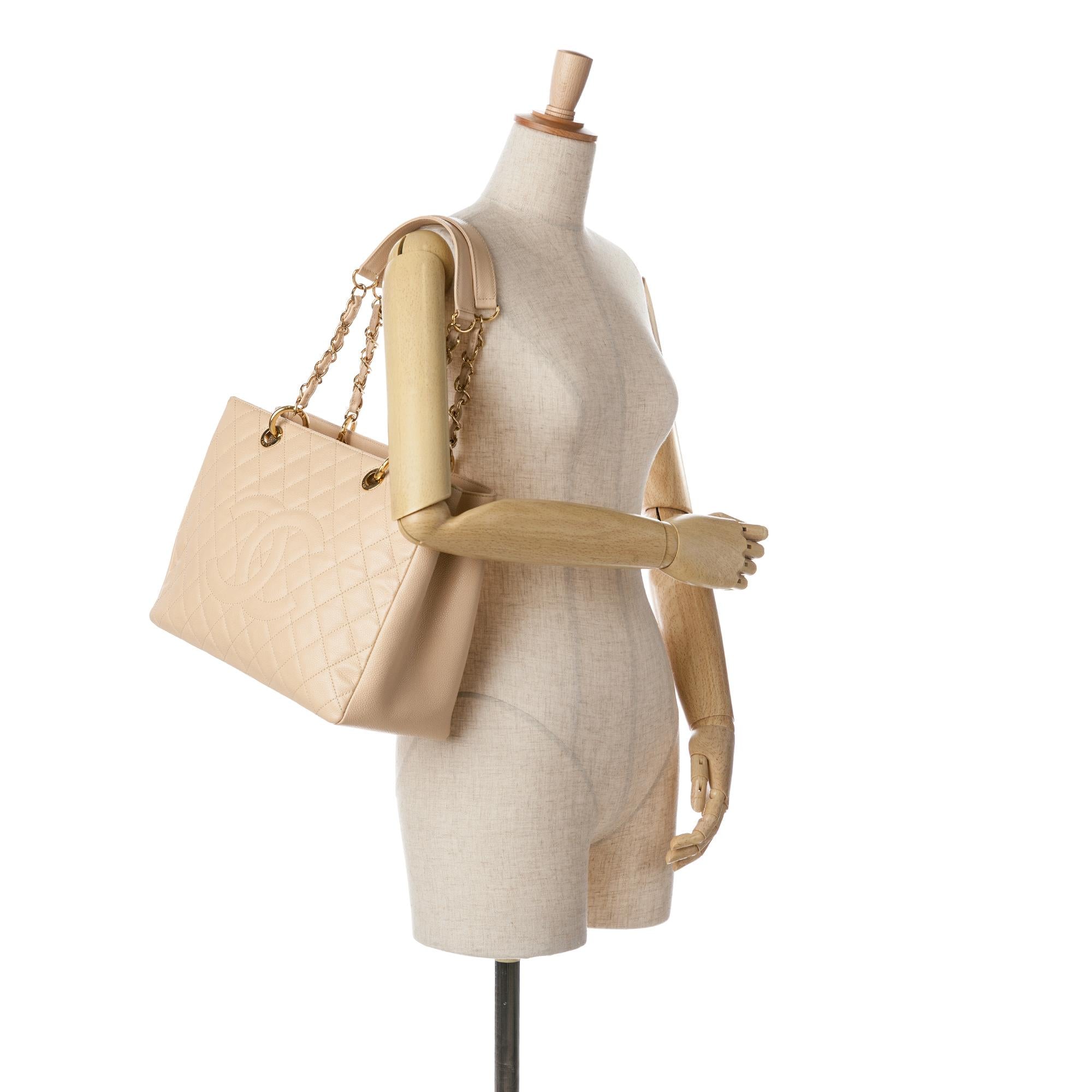 Chanel Caviar Grand Shopping Tote (SHG-wZDrX3)
