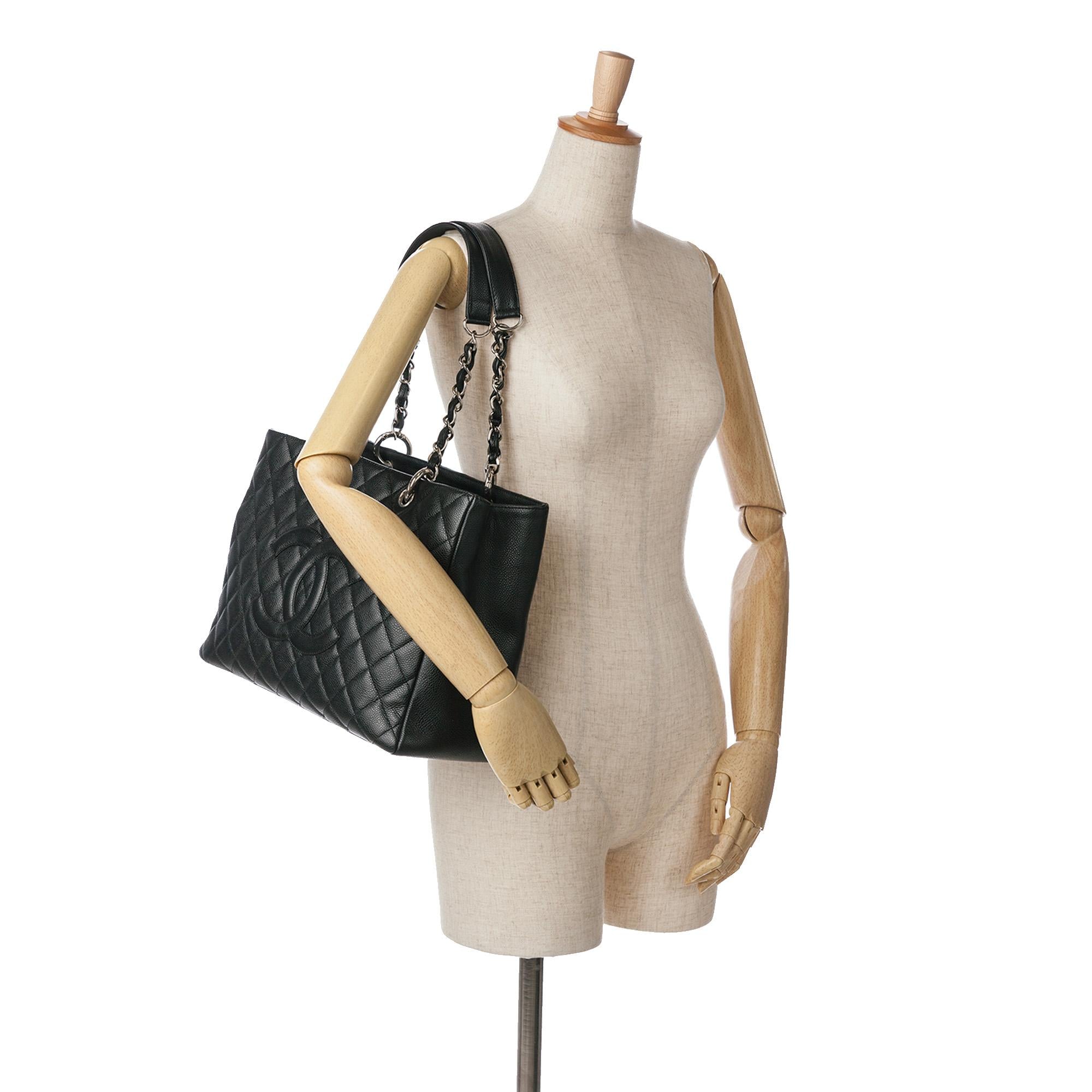 Chanel Caviar Grand Shopping Tote (SHG-sAOTMf)