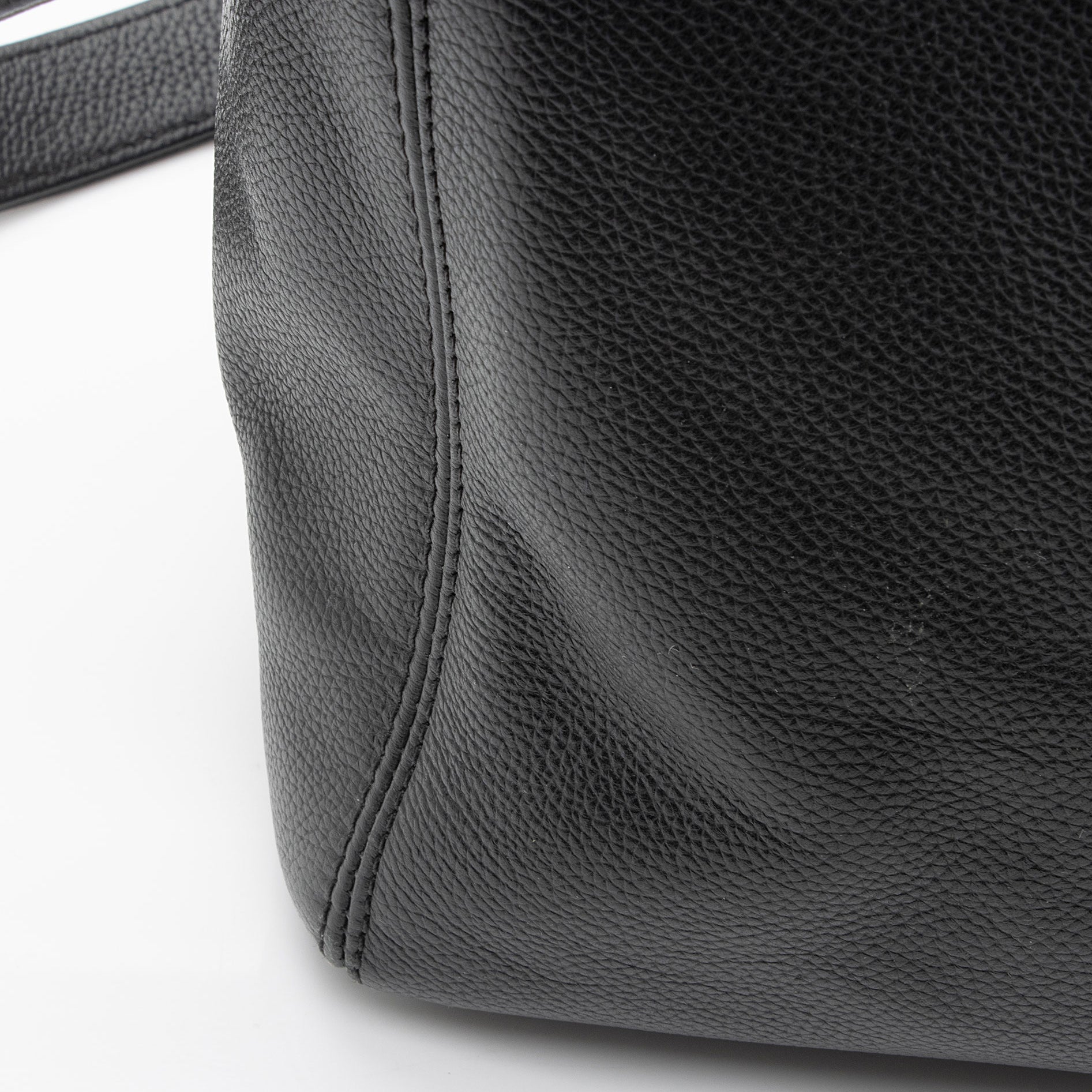 Chanel Caviar Leather Cerf Classic Executive Tote (SHF-vQMVxy)