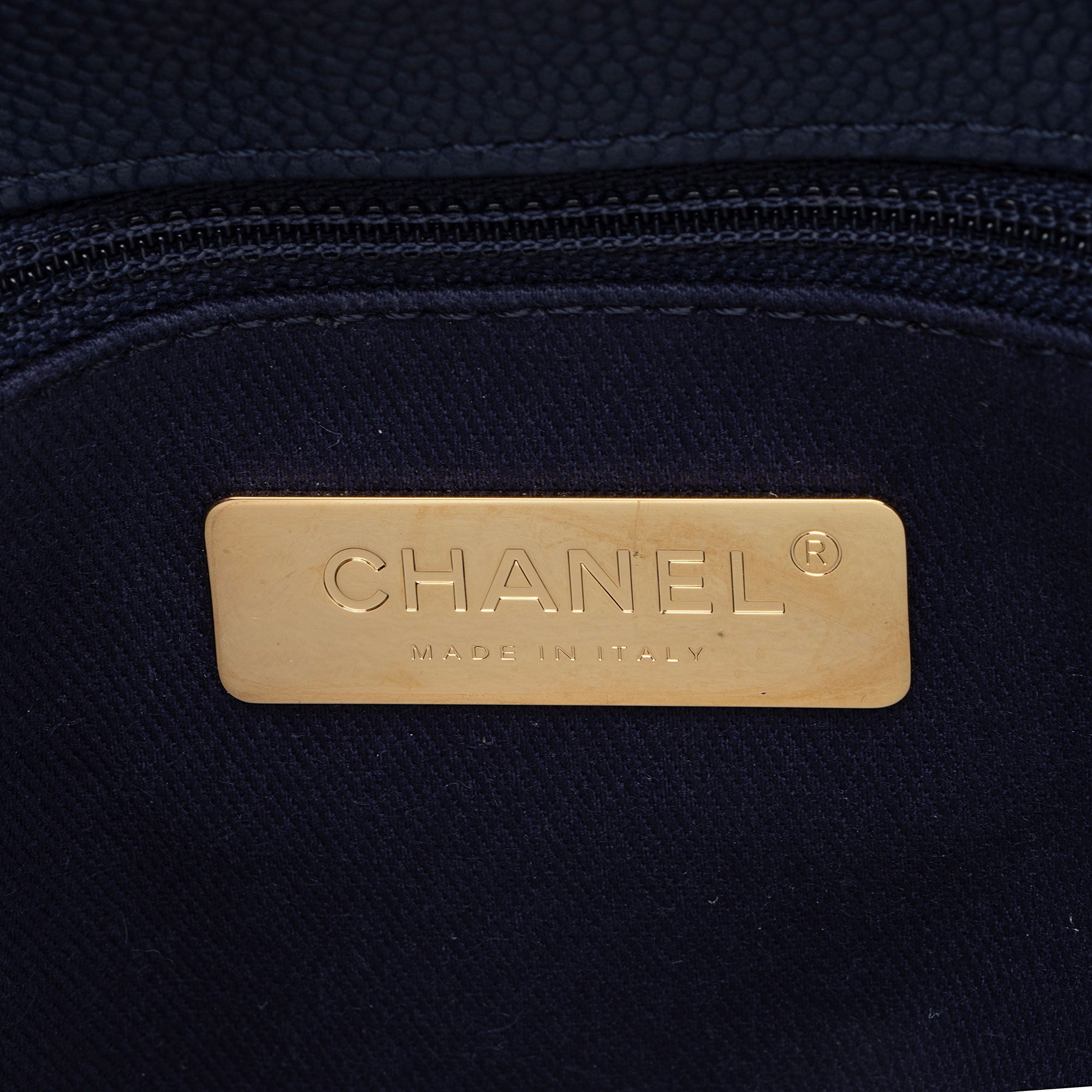 Chanel Caviar Leather Chic Affinity Top Handle (SHF-ocTgVA)