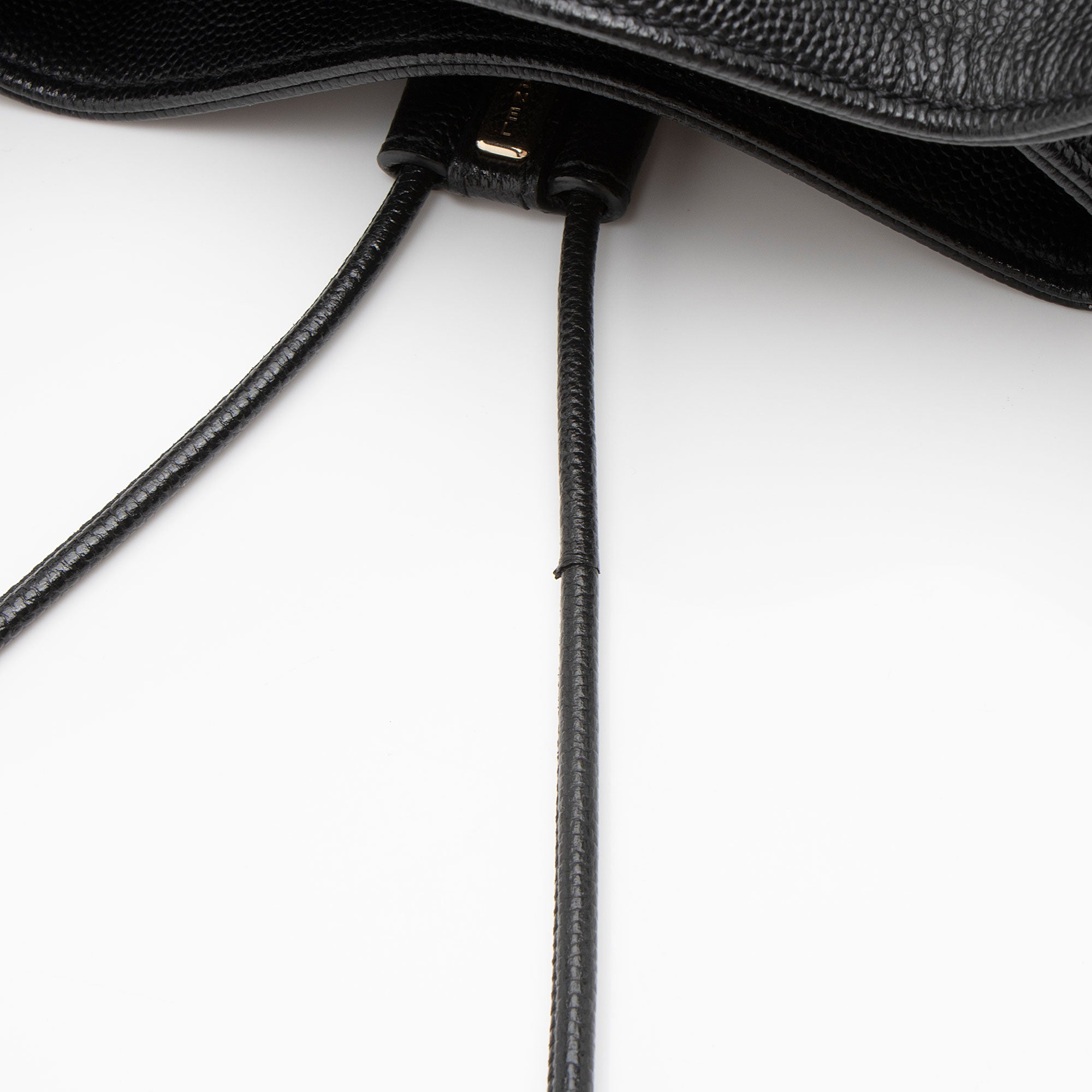 Chanel Caviar Leather Studded CC Deauville Bucket Bag (SHF-LVIad7)