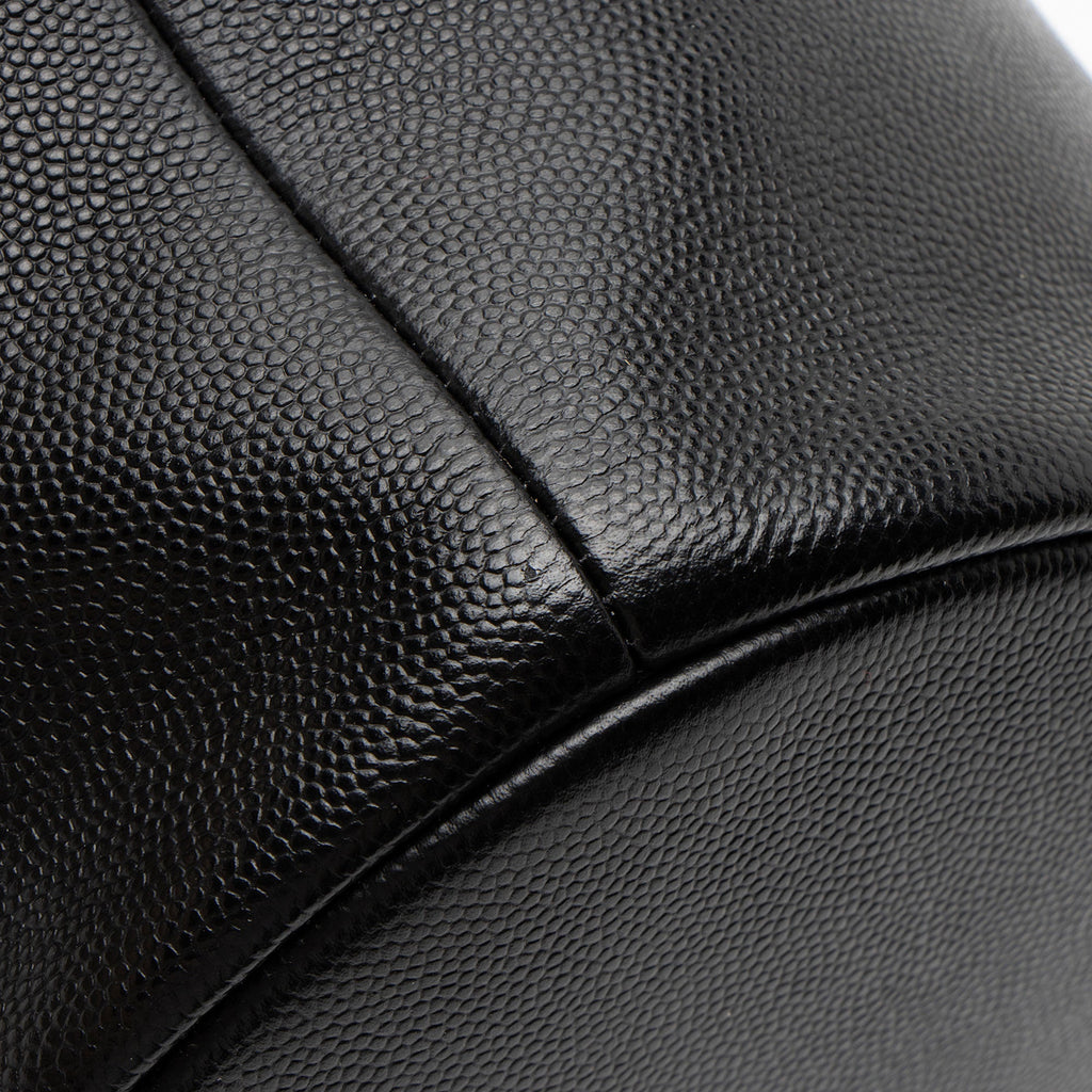 Chanel Caviar Leather Studded CC Deauville Bucket Bag (SHF-LVIad7)