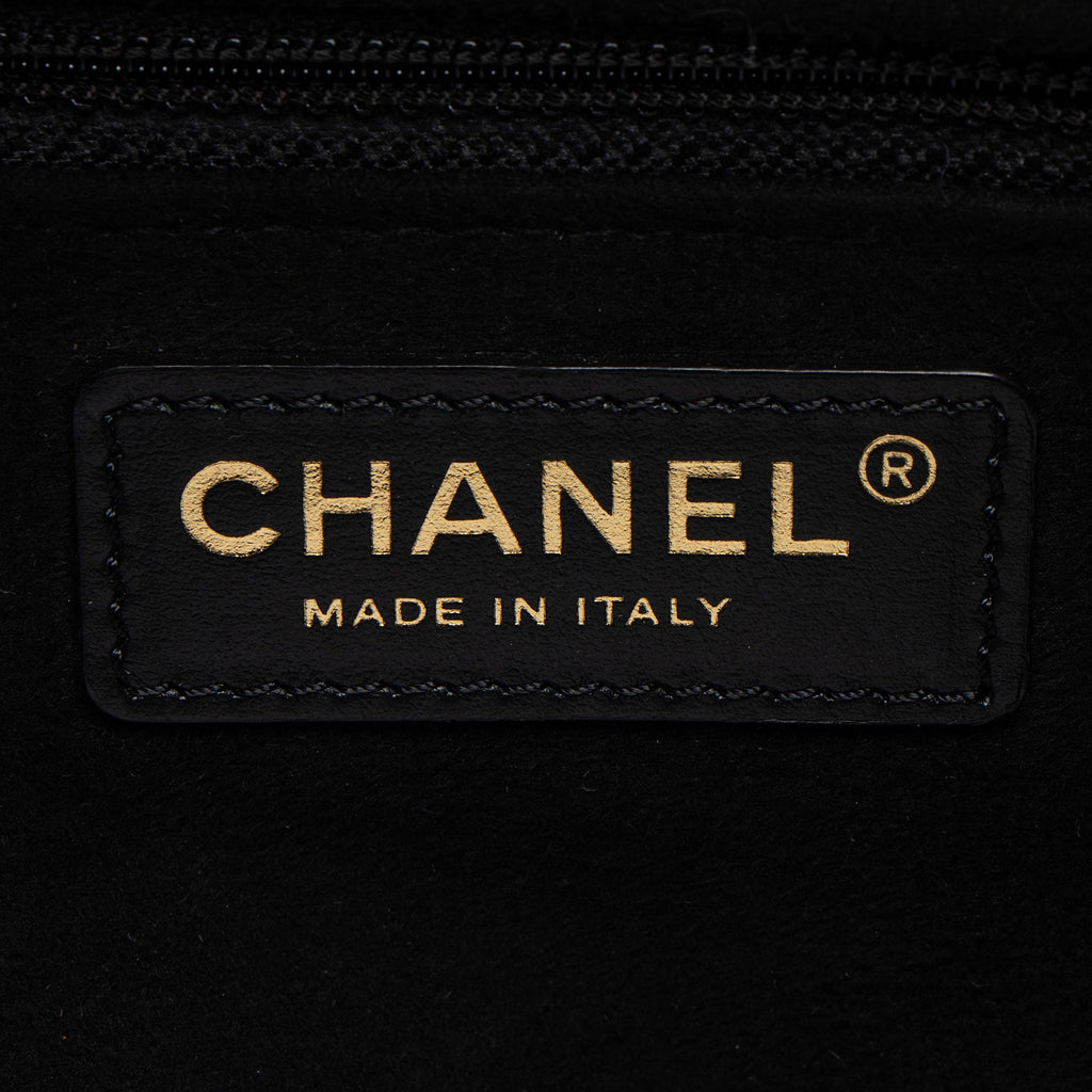 Chanel Caviar Leather Studded CC Deauville Bucket Bag (SHF-LVIad7)