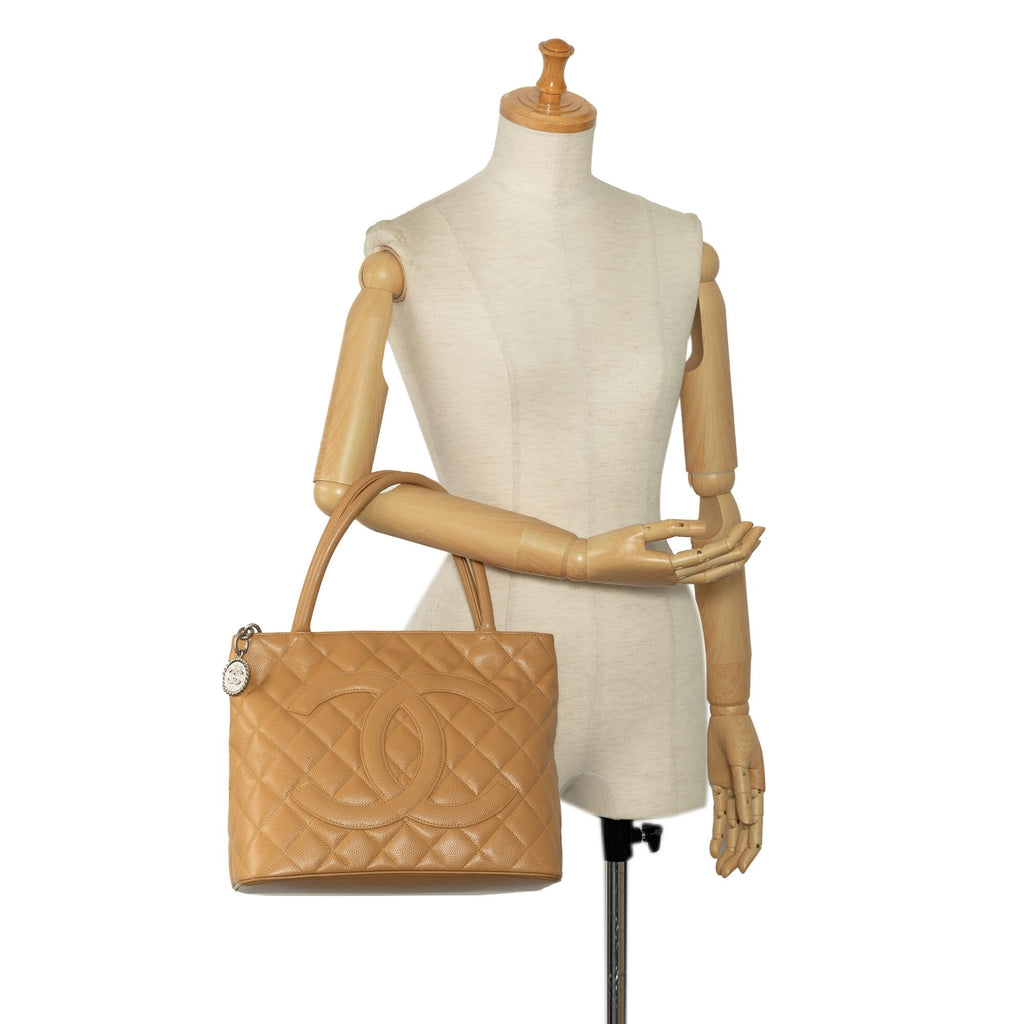 Chanel Caviar Medallion Tote (SHG-C0RnCx)