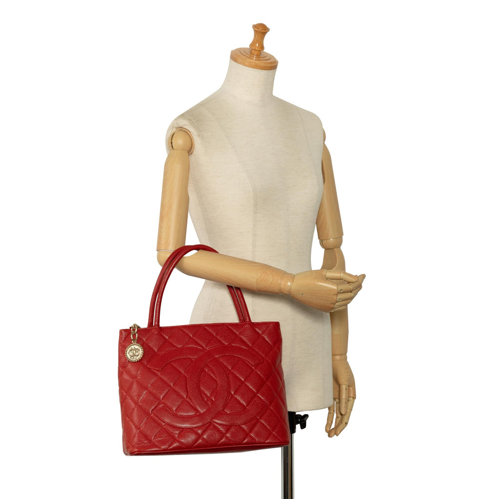 Chanel Caviar Medallion Tote (SHG-Au2Ex1)