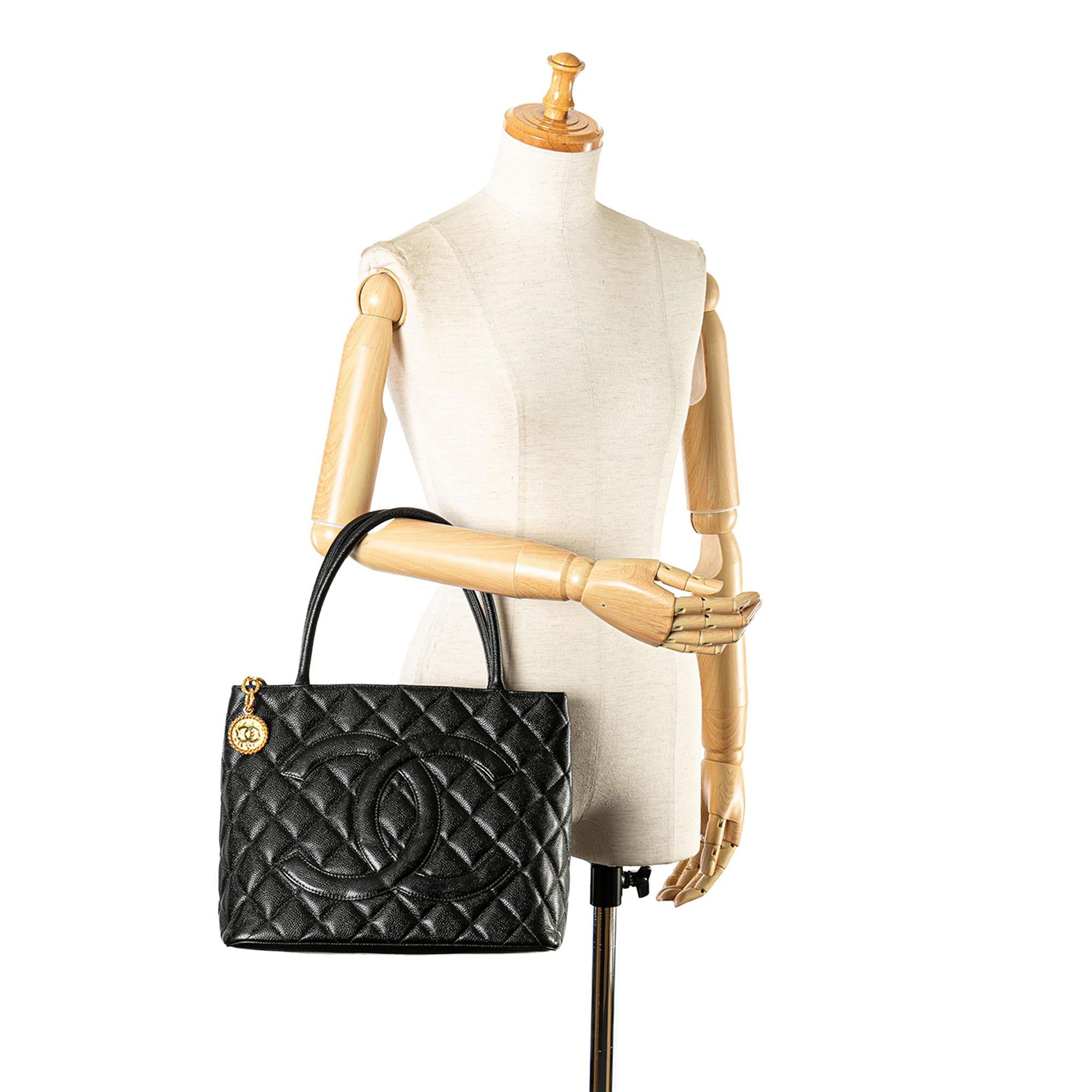 Chanel Caviar Medallion Tote (SHG-y2ND77)