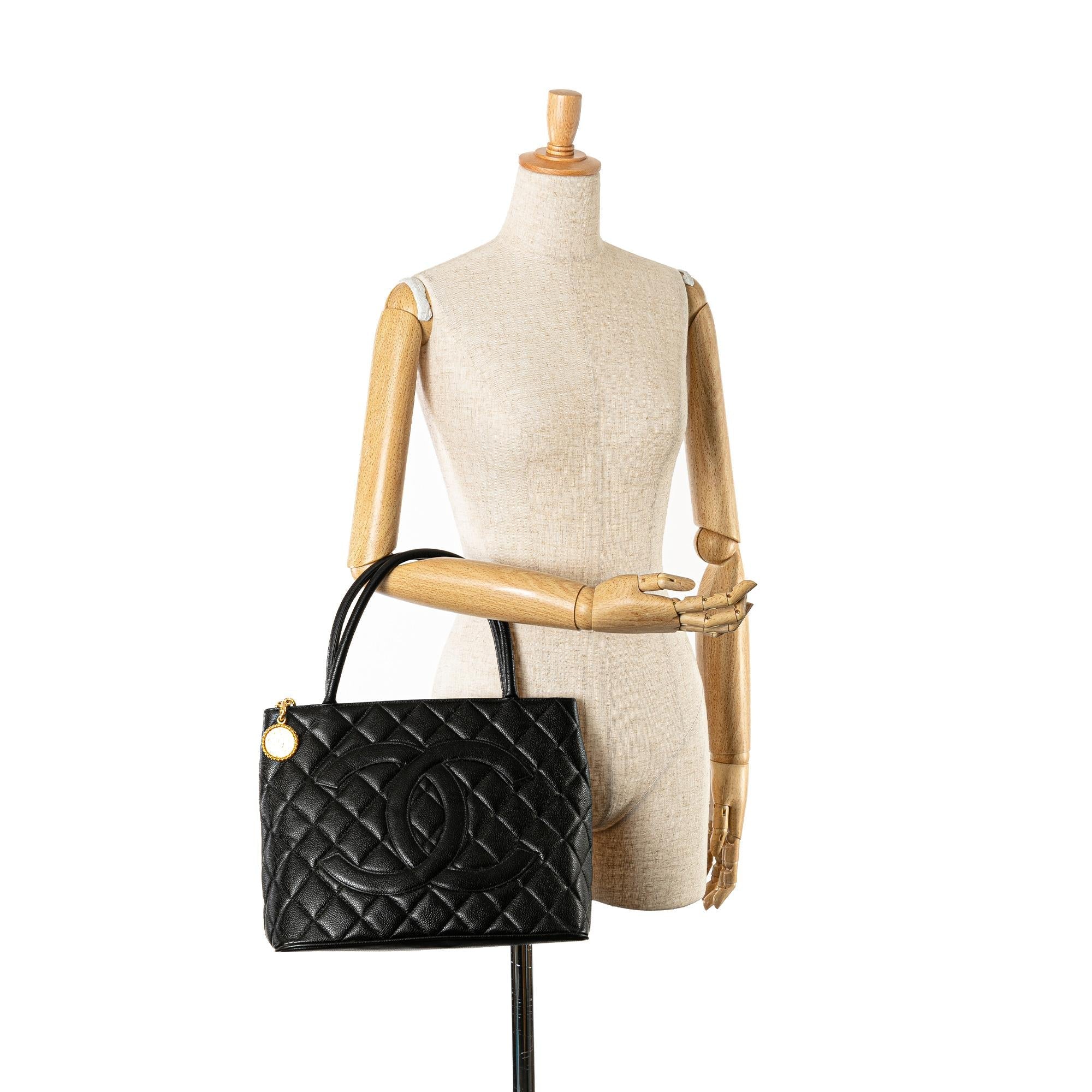 Chanel Caviar Medallion Tote (SHG-90N51p)
