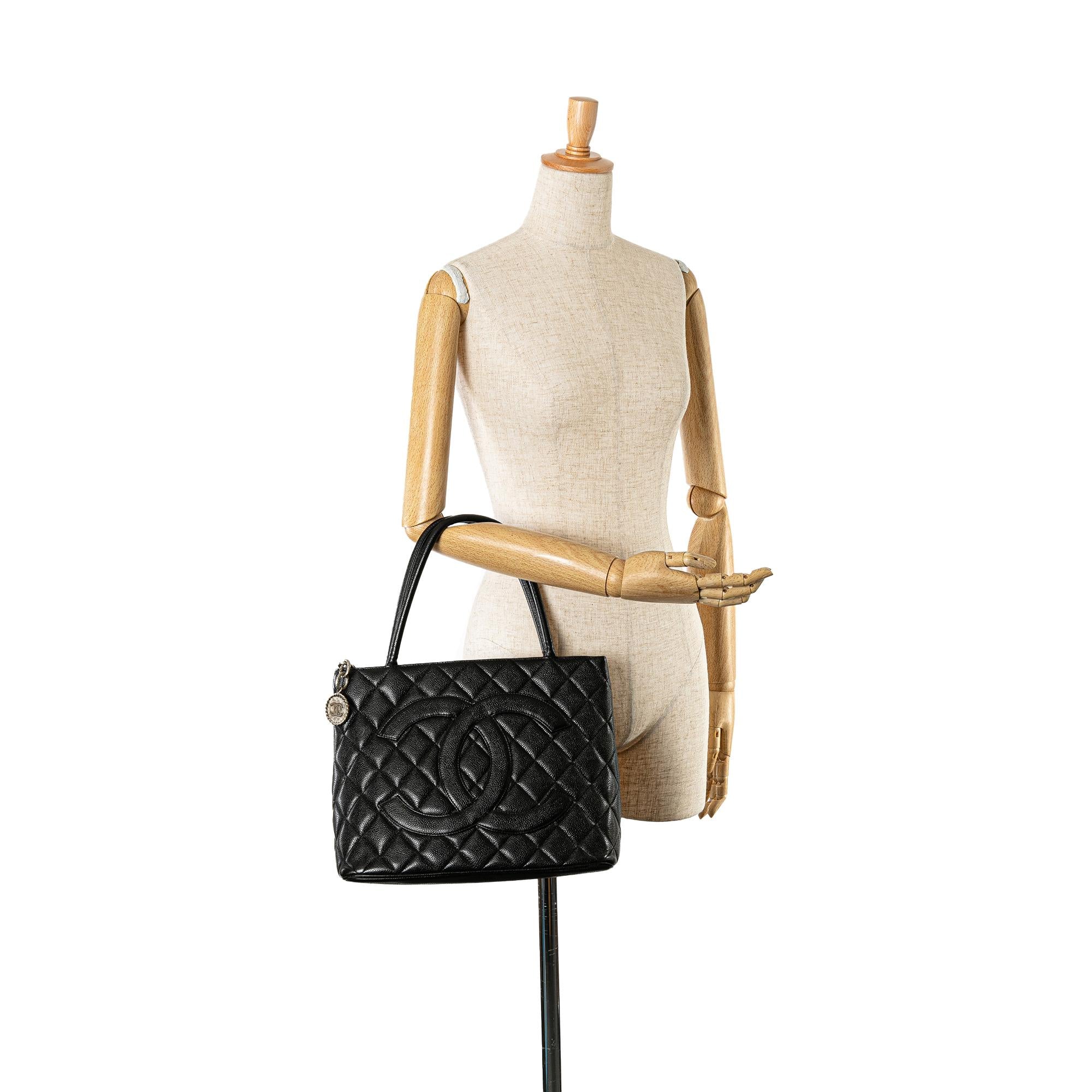 Chanel Caviar Medallion Tote (SHG-Ub8oNc)