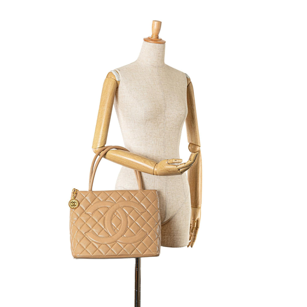 Chanel Caviar Medallion Tote (SHG-lmhq5P)