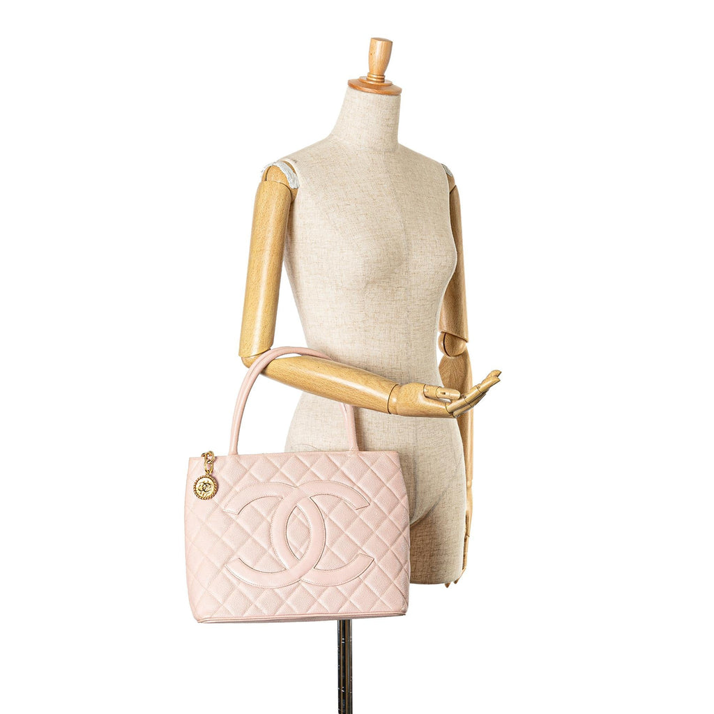 Chanel Caviar Medallion Tote (SHG-gI9QfB)