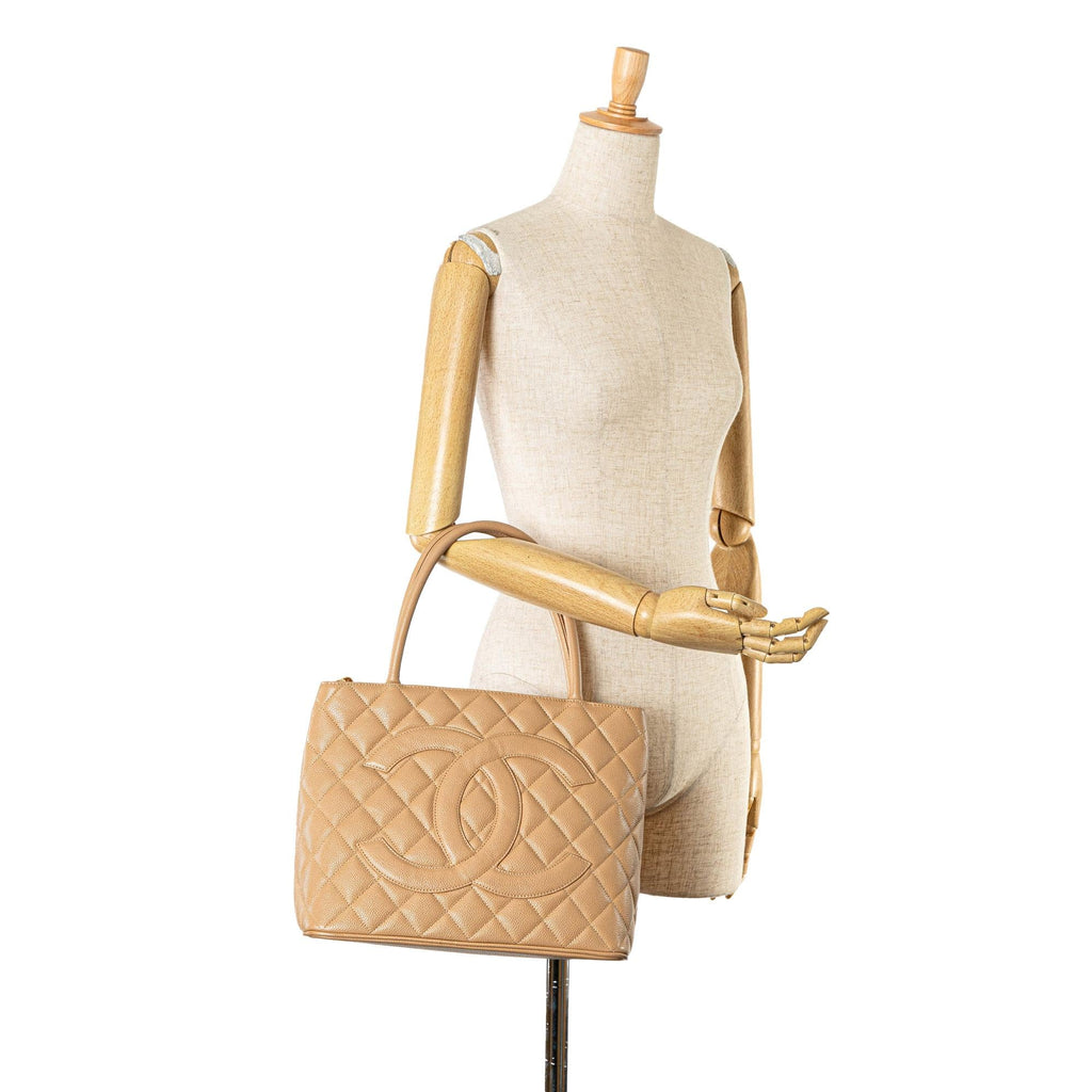 Chanel Caviar Medallion Tote (SHG-Fuv1pP)