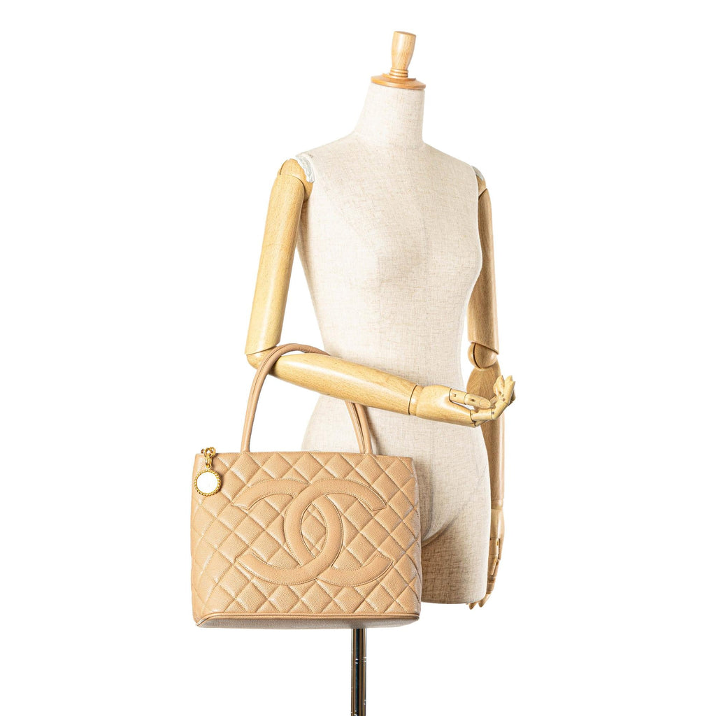 Chanel Caviar Medallion Tote (SHG-ik1o4b)