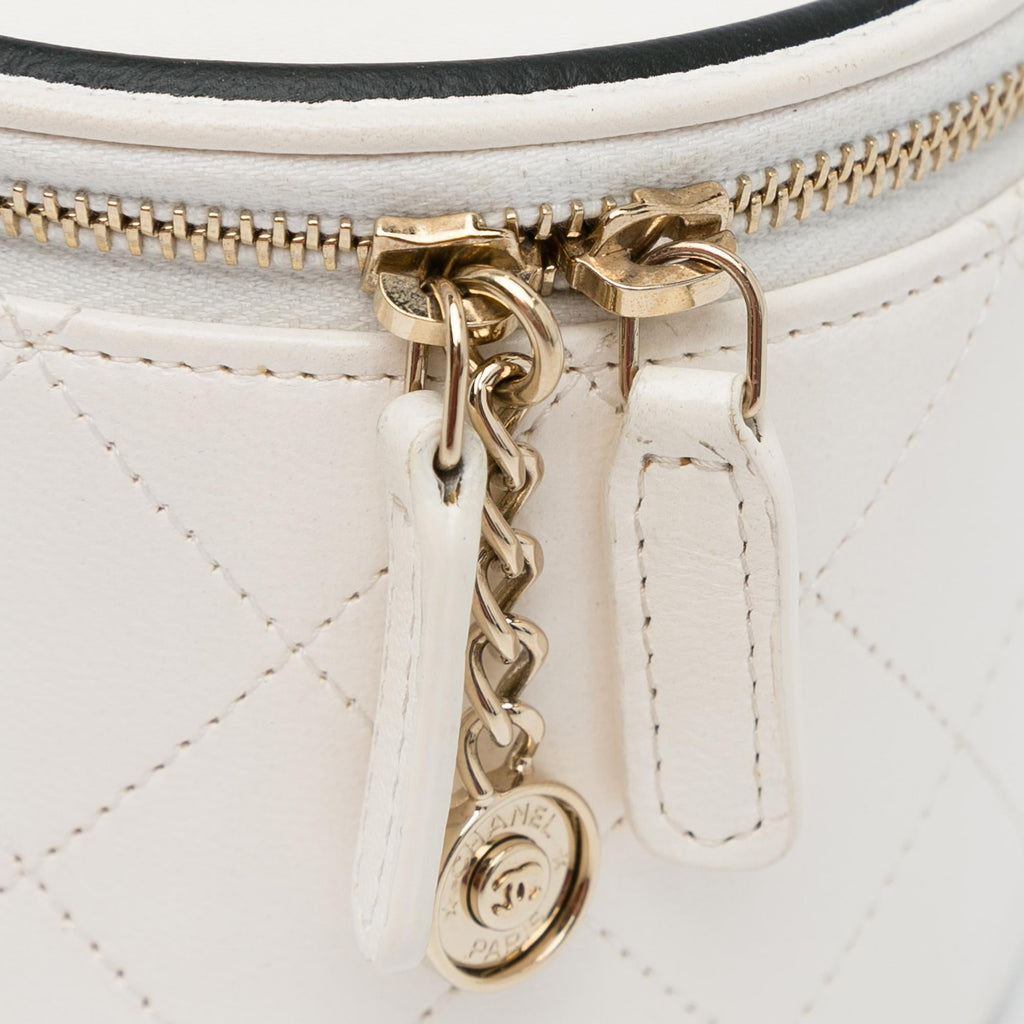 Chanel Chain and Charm Vanity Case (SHG-uYievW)