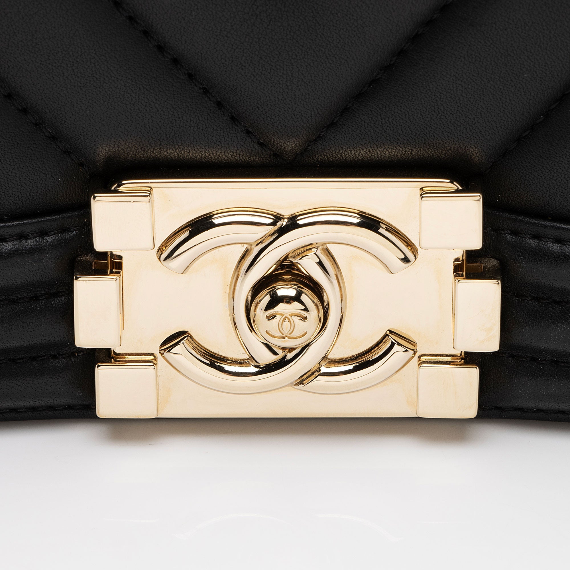 Chanel Chevron Lambskin New Medium Boy Bag (SHF-KOMM25)