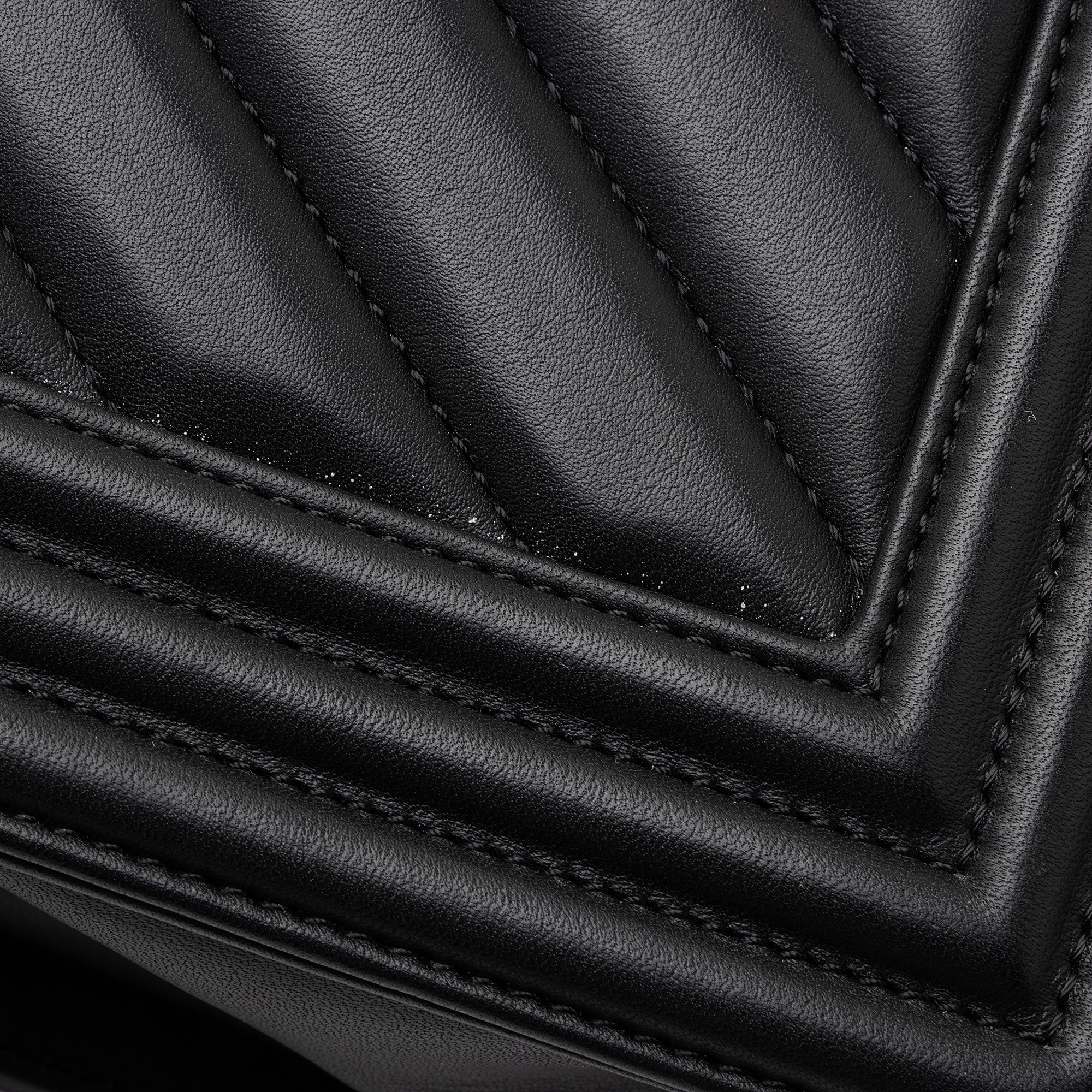 Chanel Chevron Lambskin New Medium Boy Bag (SHF-KOMM25)