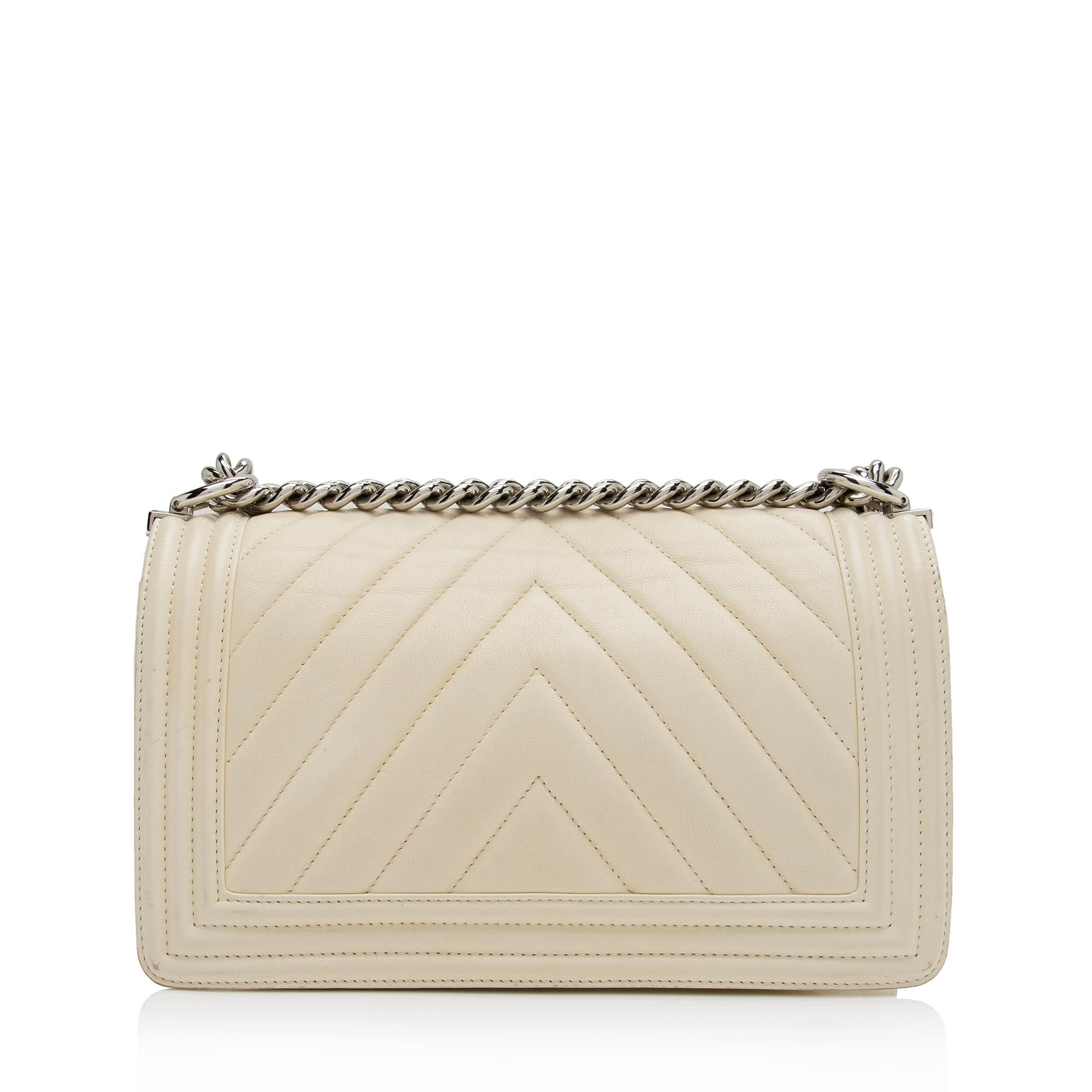 Chanel Chevron Lambskin Old Medium Boy Bag (SHF-Dmy3Qd)