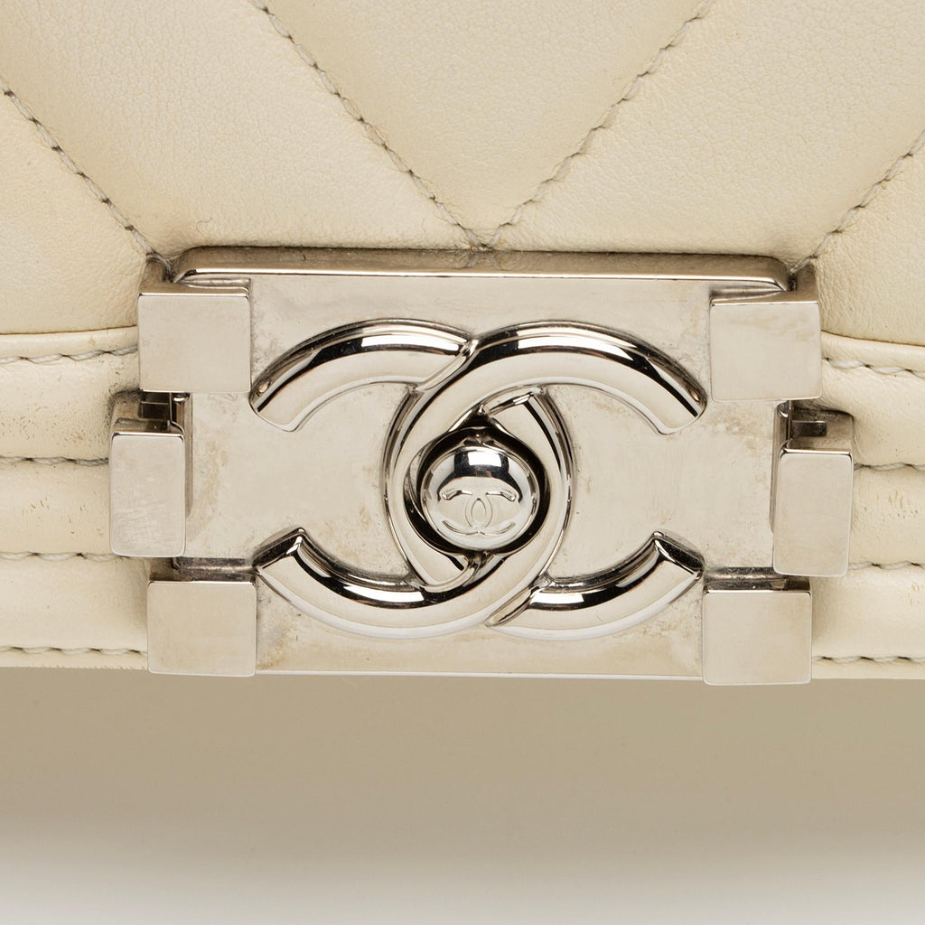 Chanel Chevron Lambskin Old Medium Boy Bag (SHF-Dmy3Qd)