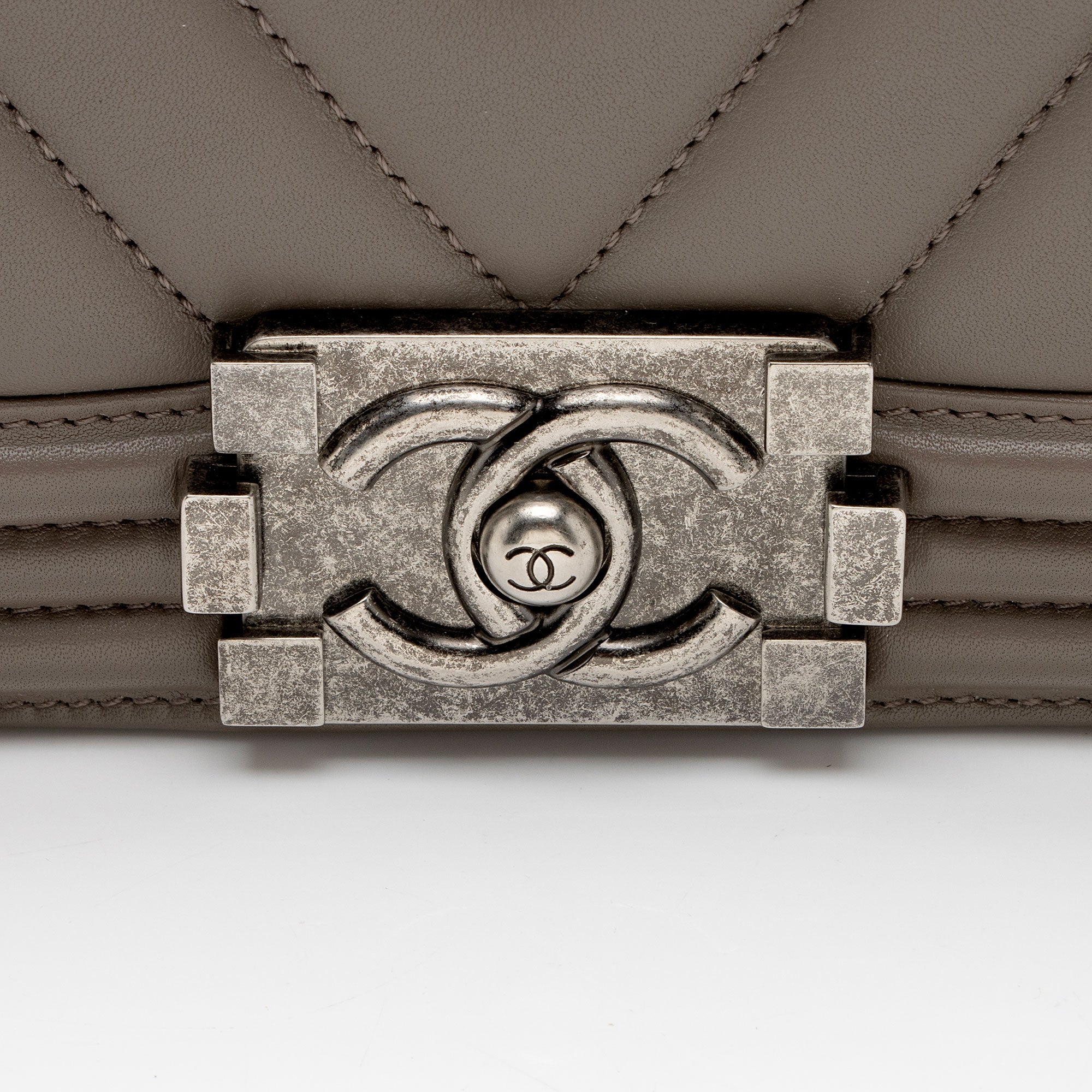Chanel Chevron Lambskin Old Medium Boy Bag (SHF-fEUBkq)