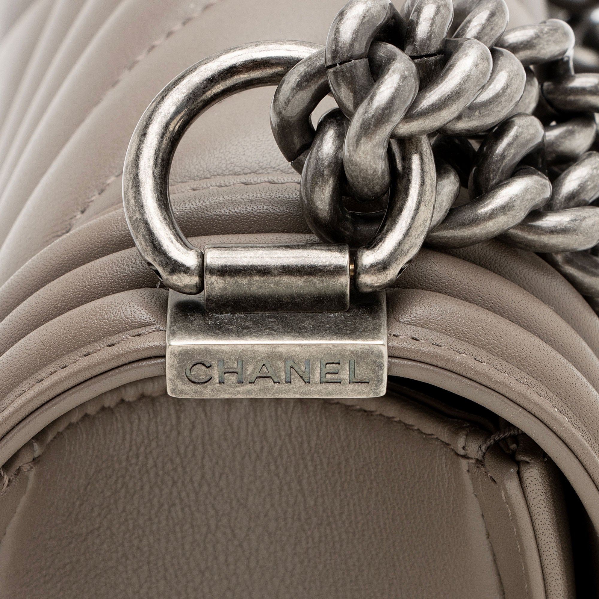 Chanel Chevron Lambskin Old Medium Boy Bag (SHF-fEUBkq)