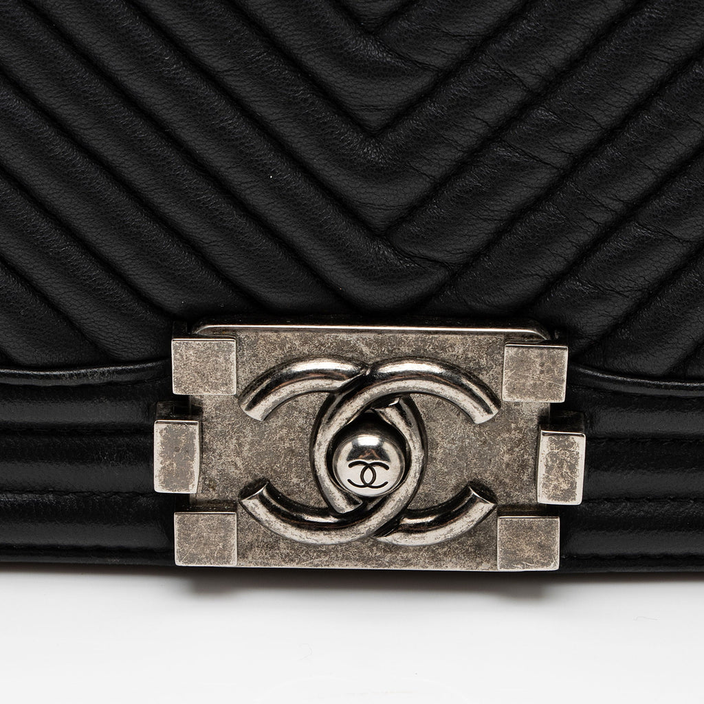 Chanel Chevron Wrinkled Lambskin New Medium Boy Bag (SHF-rjzaUj)