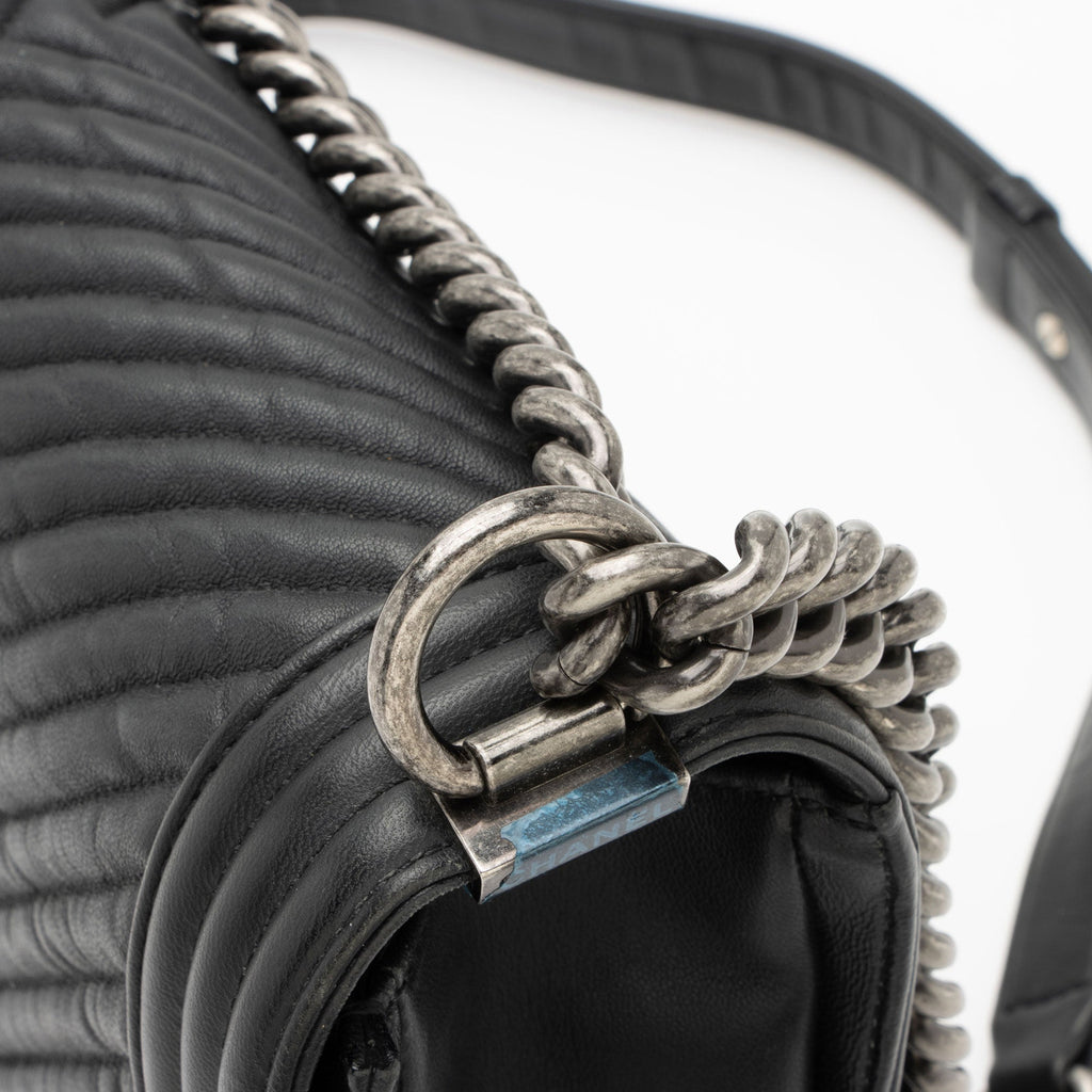 Chanel Chevron Wrinkled Lambskin New Medium Boy Bag (SHF-rjzaUj)