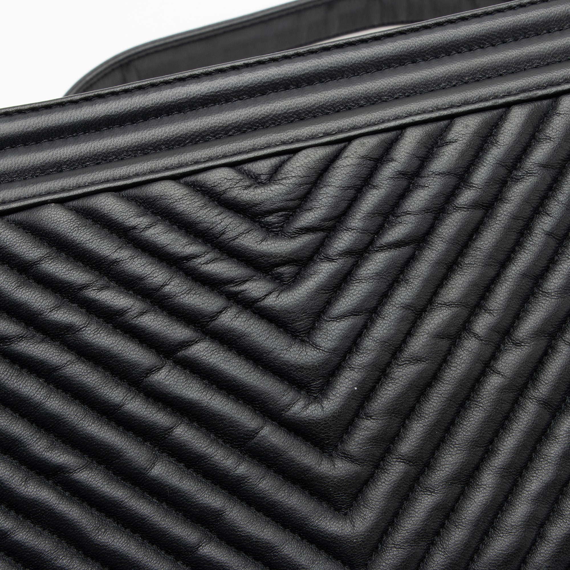 Chanel Chevron Wrinkled Lambskin New Medium Boy Bag (SHF-rjzaUj)
