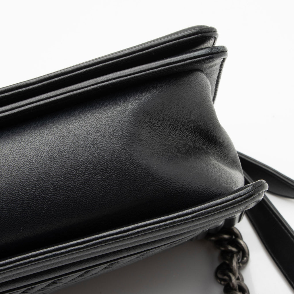 Chanel Chevron Wrinkled Lambskin New Medium Boy Bag (SHF-rjzaUj)