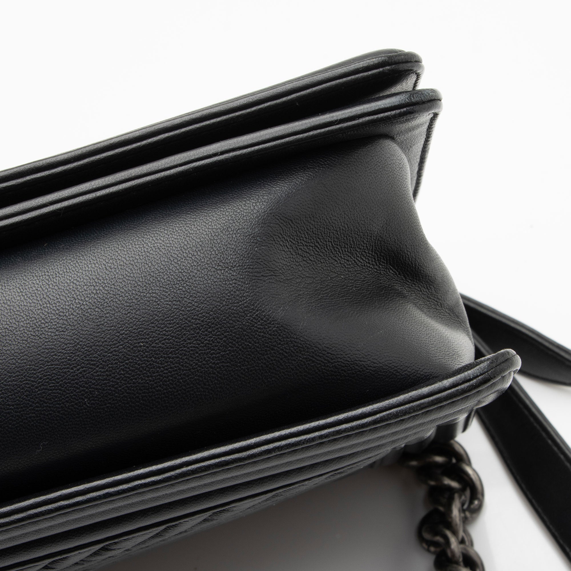Chanel Chevron Wrinkled Lambskin New Medium Boy Bag (SHF-rjzaUj)