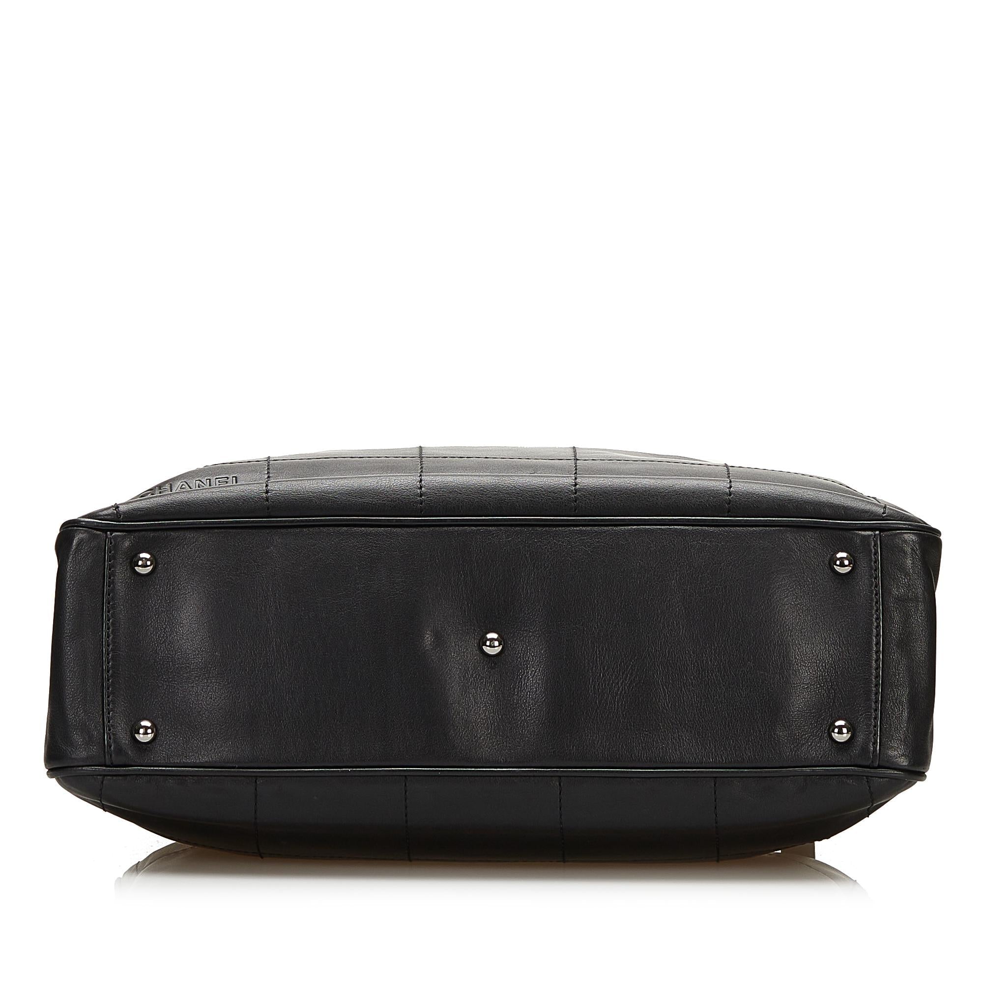 Chanel Chocolate Bar Leather Handbag (SHG-35793)