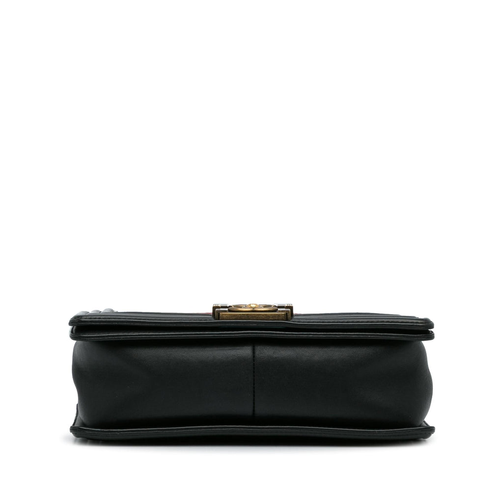 Chanel Crest-Embellished Medium Boy Bag (SHG-ThPZsB)
