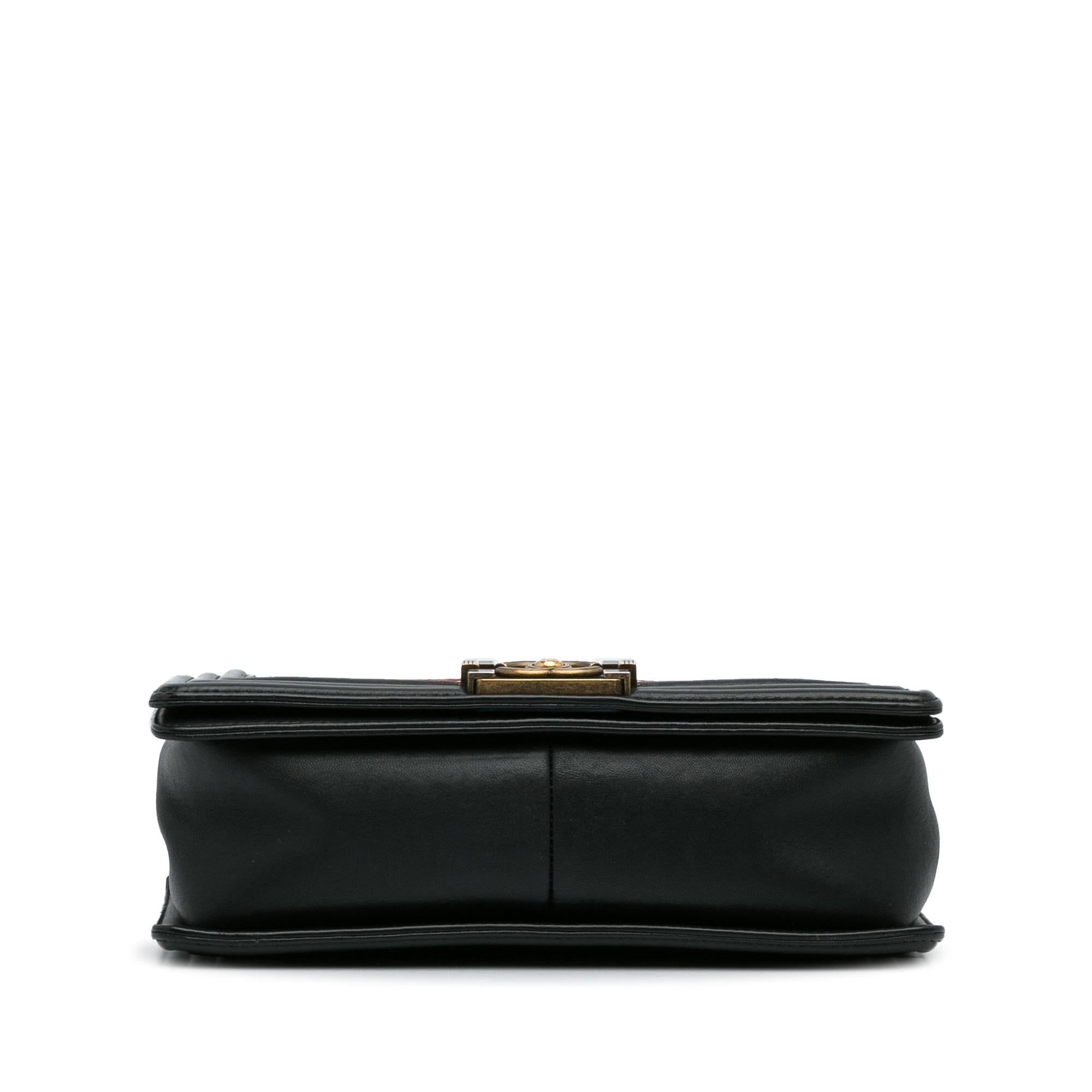 Chanel Crest-Embellished Medium Boy Bag (SHG-ThPZsB)