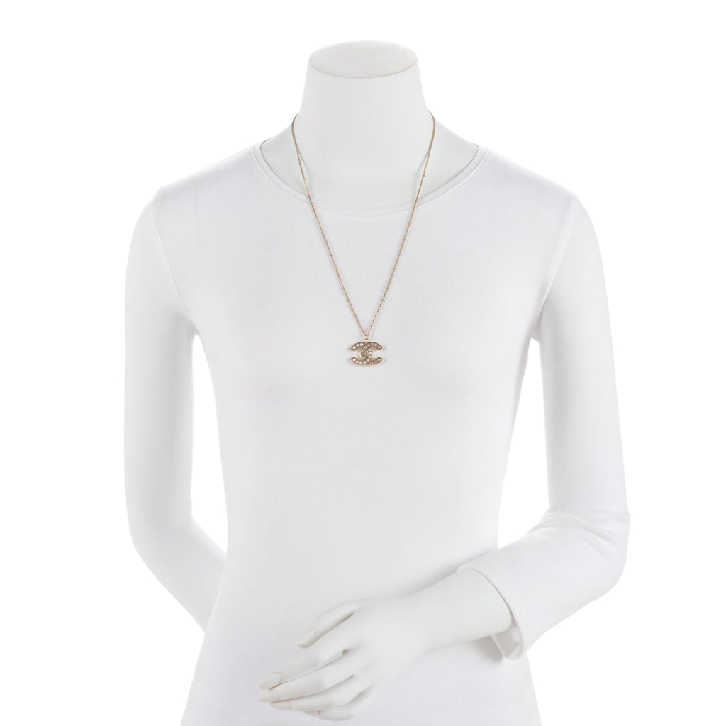 Chanel Crystal Pearl CC Necklace (SHF-RxHf2H)