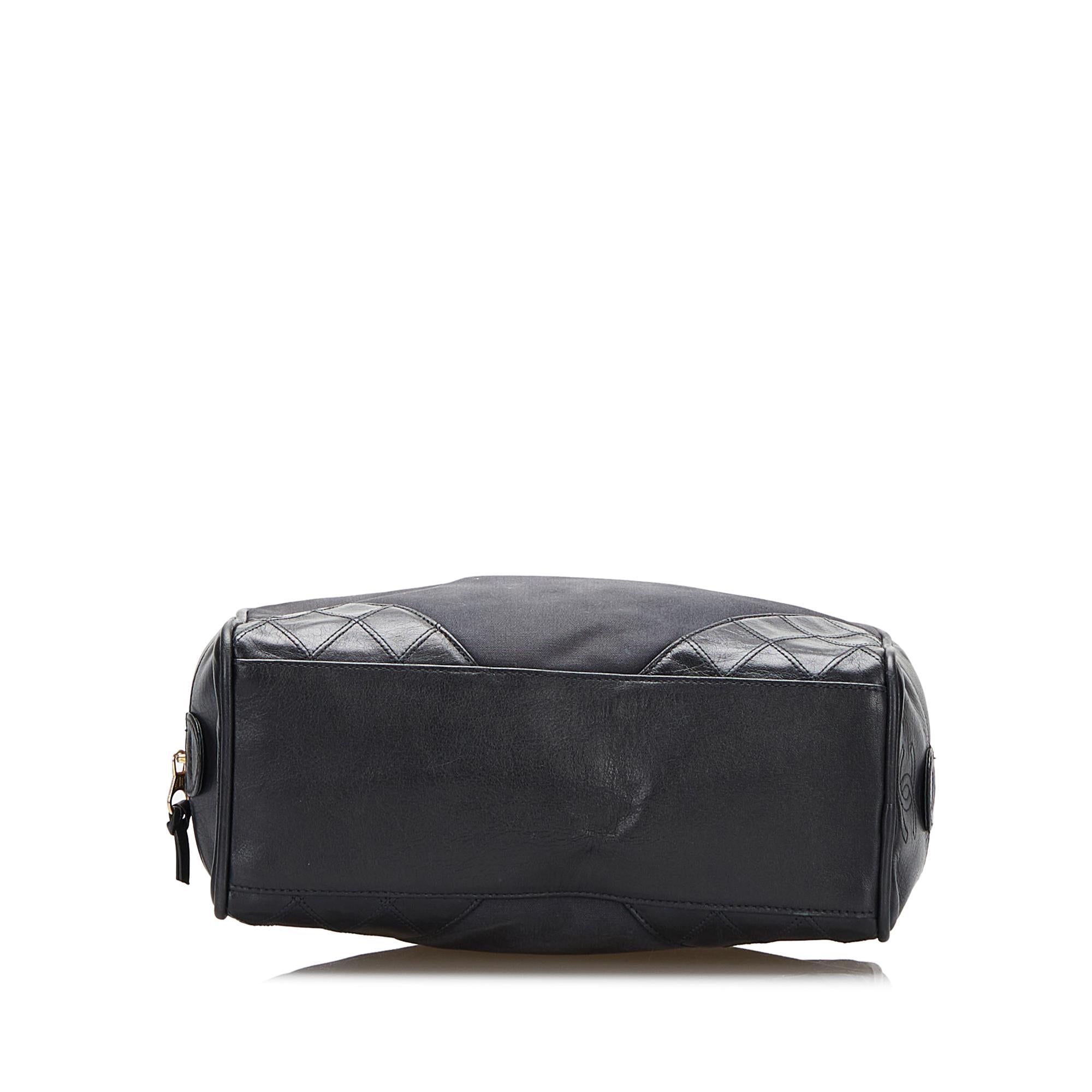 Chanel Diamond Stitch Pouch (SHG-7uj1q0)