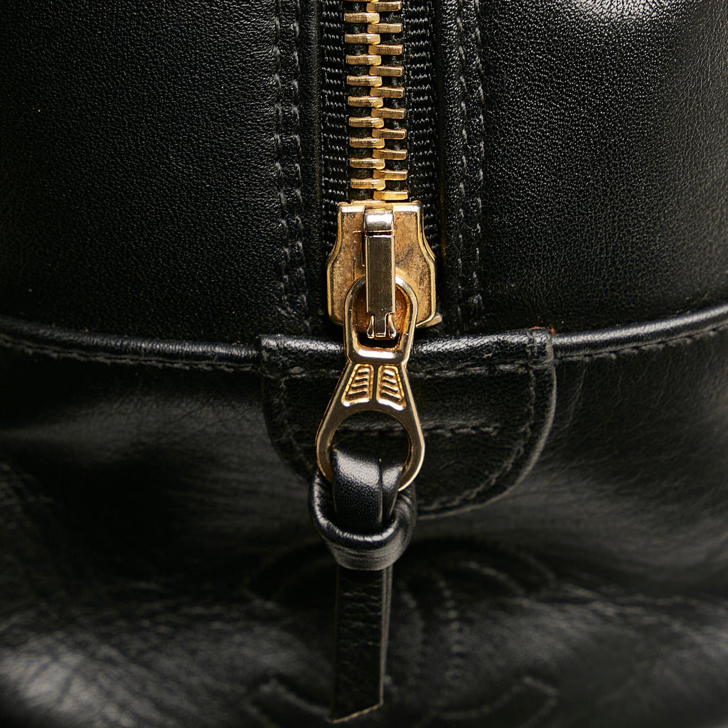 Chanel Diamond Stitch Pouch (SHG-7uj1q0)