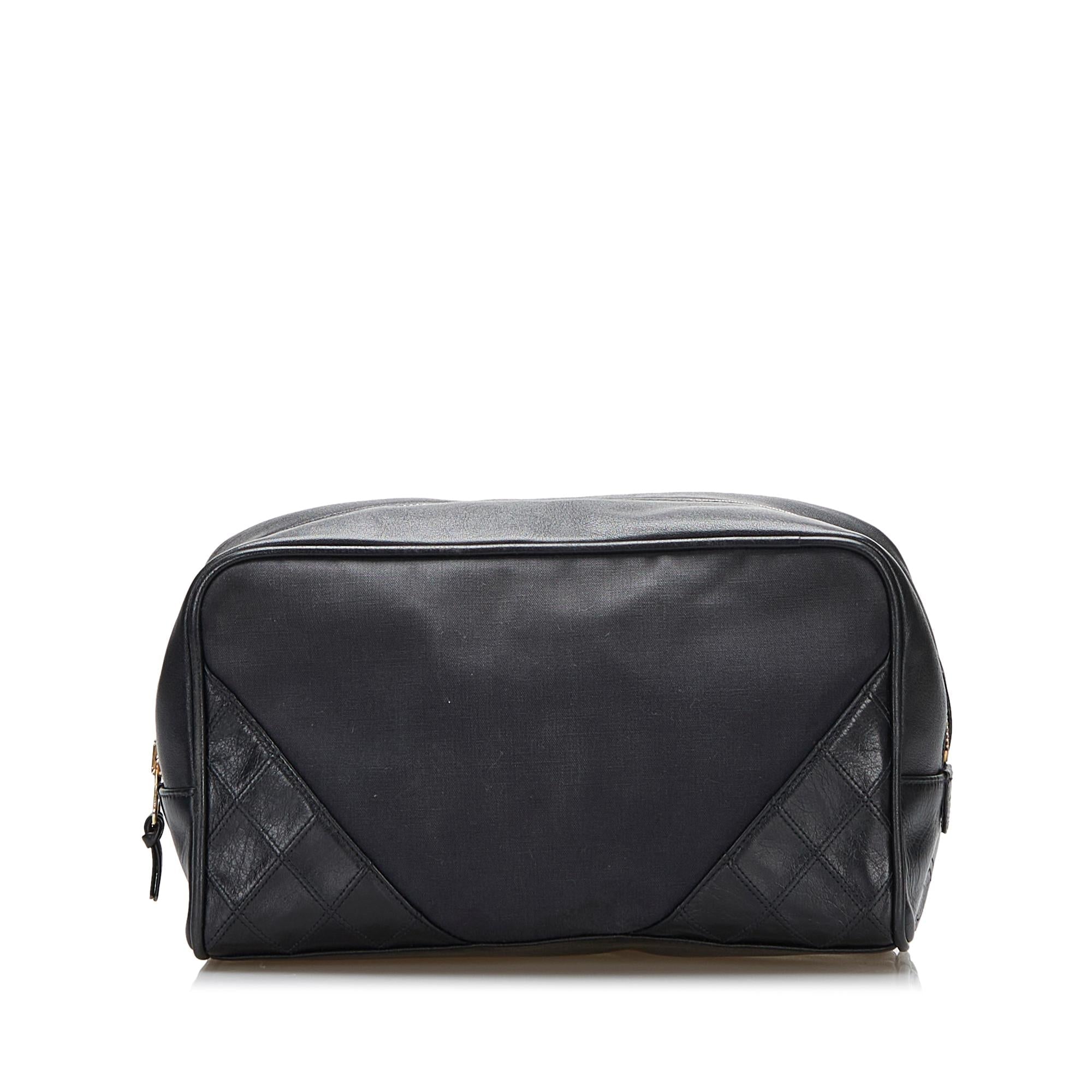 Chanel Diamond Stitch Pouch (SHG-7uj1q0)