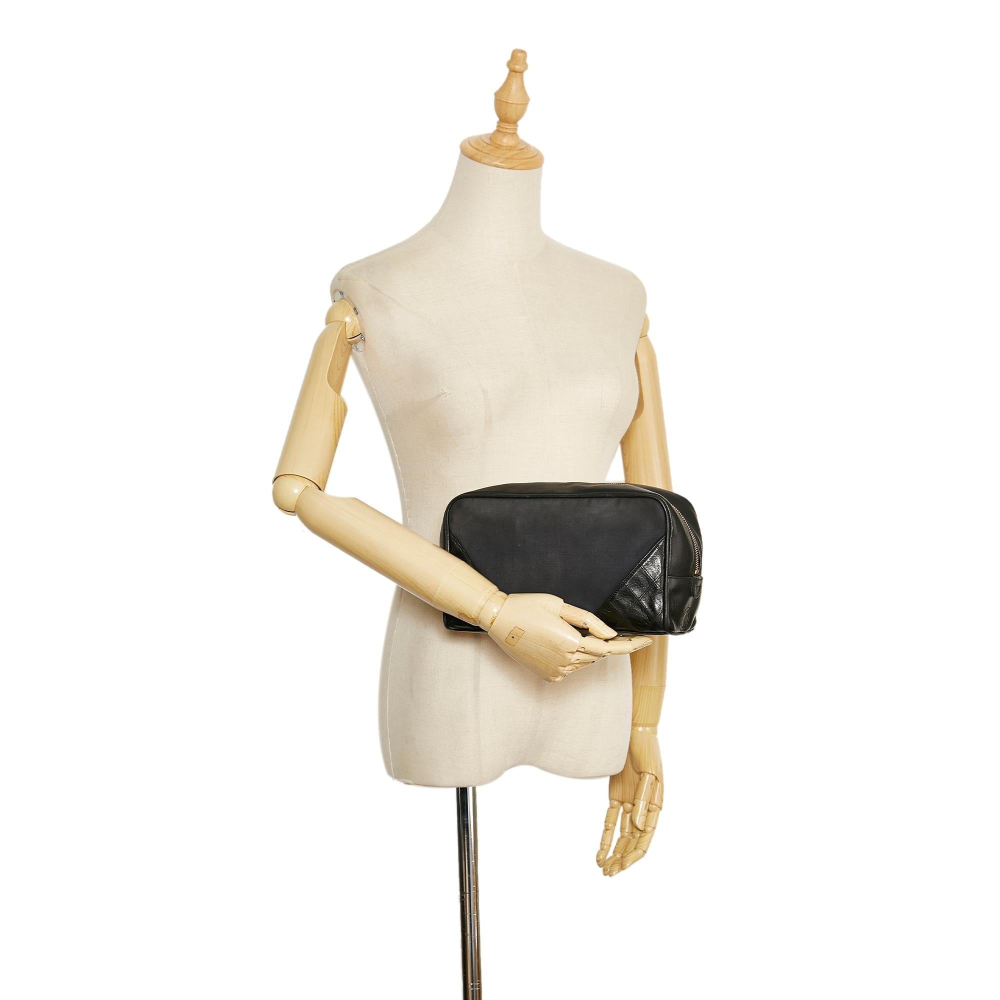 Chanel Diamond Stitch Pouch (SHG-7uj1q0)