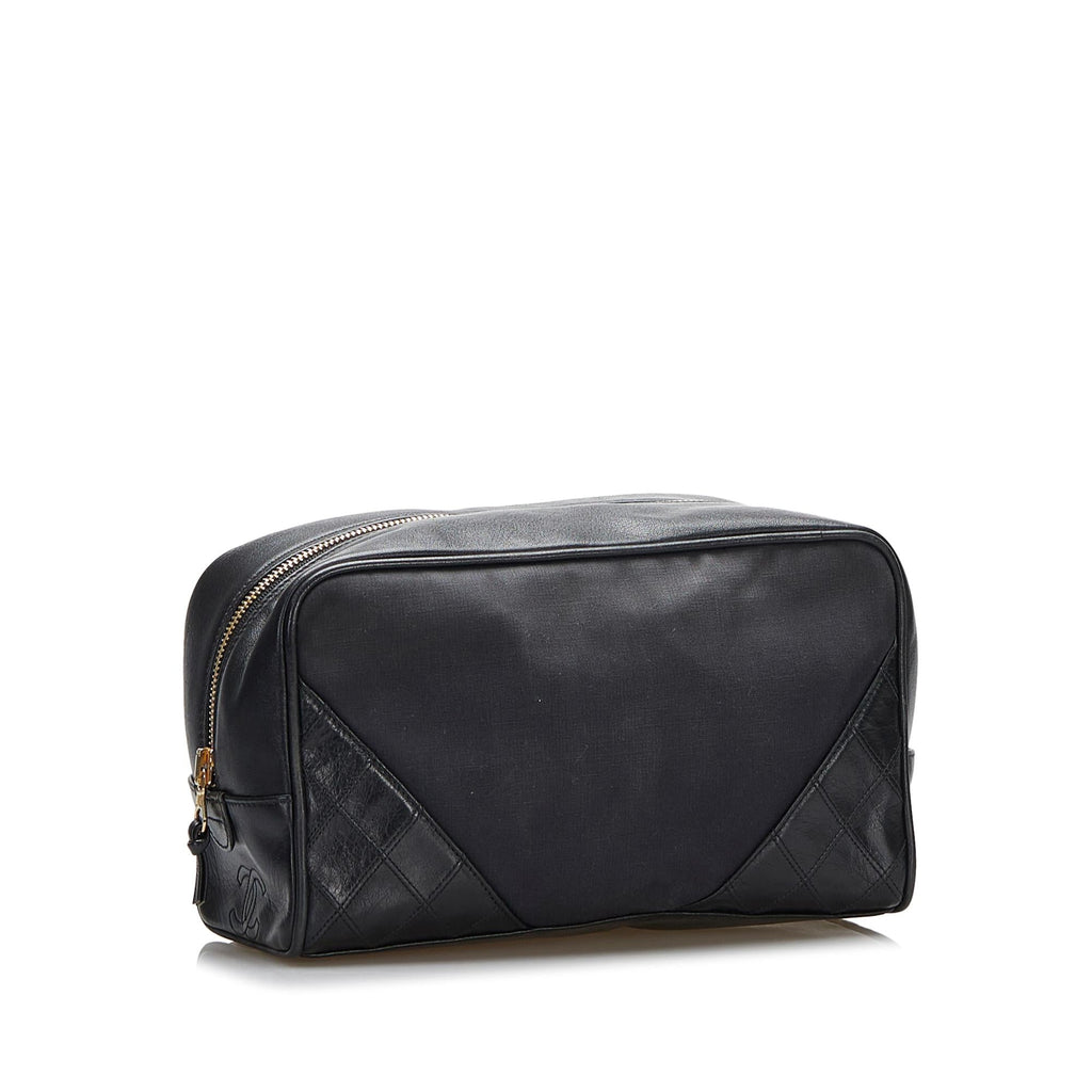 Chanel Diamond Stitch Pouch (SHG-7uj1q0)