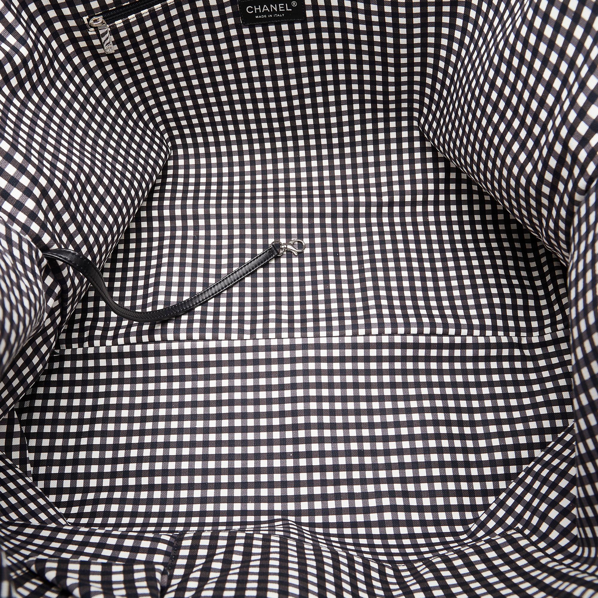 Chanel Gingham XXL Tote (SHG-FDvtAx)