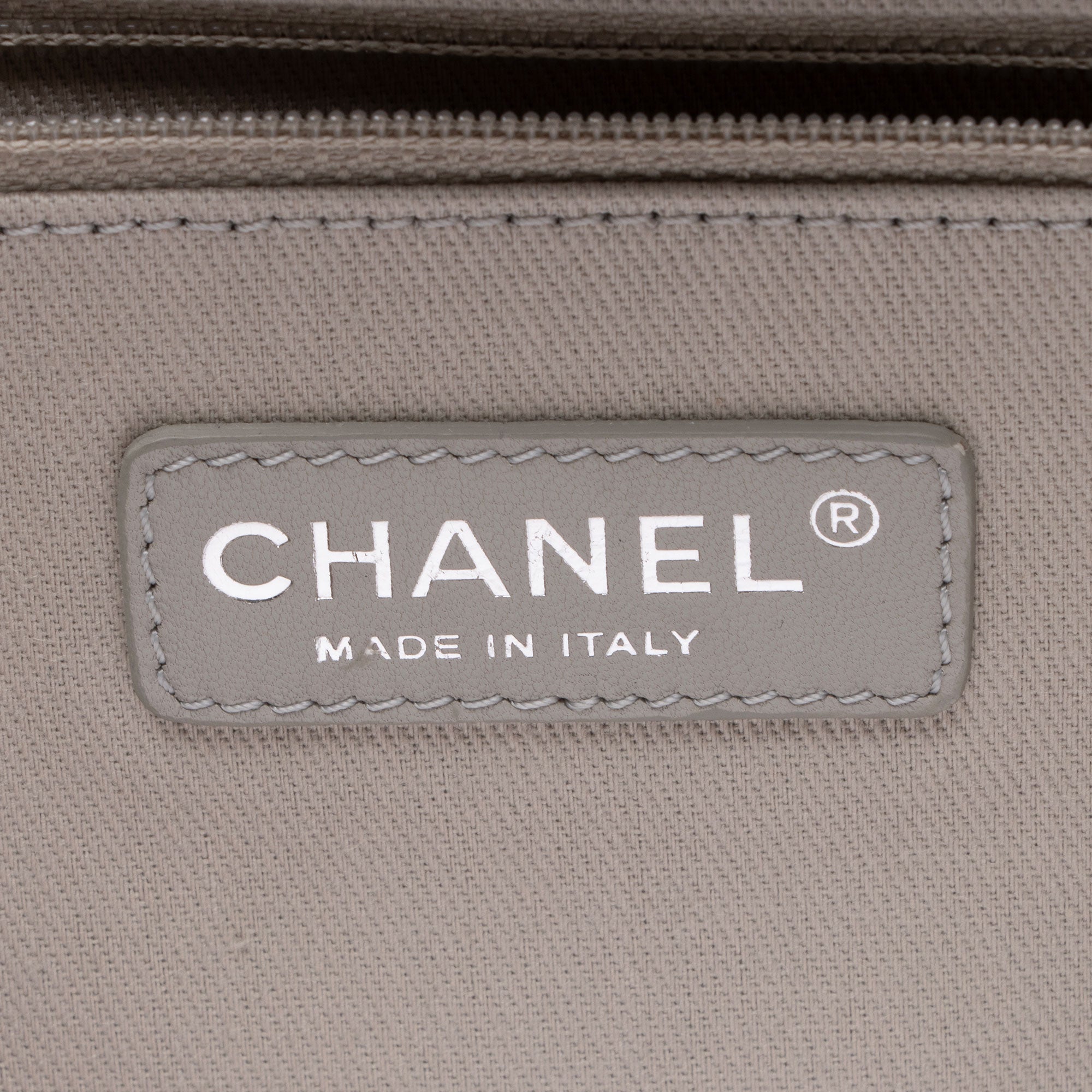 Chanel Glazed Calfskin Deauville Medium Tote (SHF-7Lzvto)