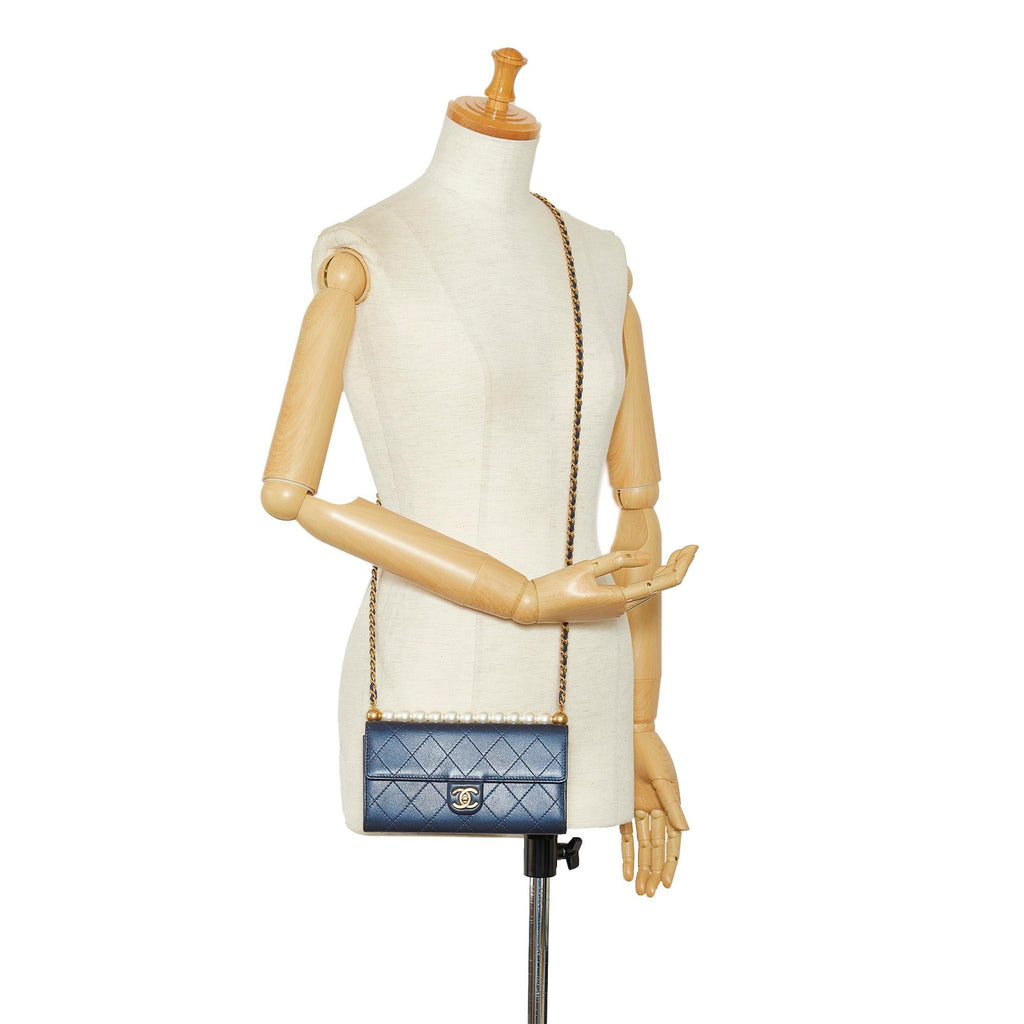 Chanel Goatskin Chic Pearls Clutch With Chain (SHG-6JqQUh)