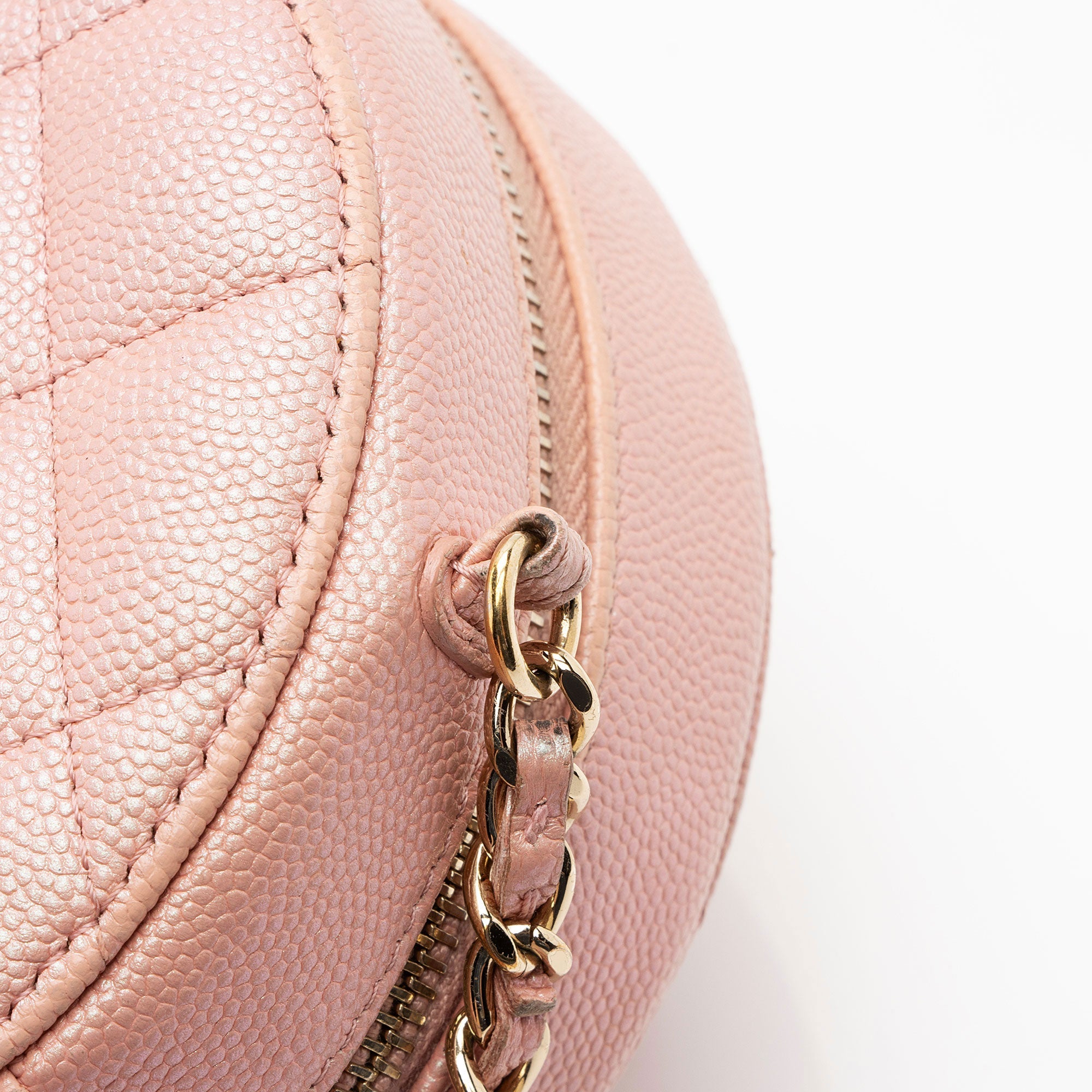 Chanel Iridescent Caviar Leather Mother of Pearl CC Round Clutch with Chain (SHF-YKChQe)