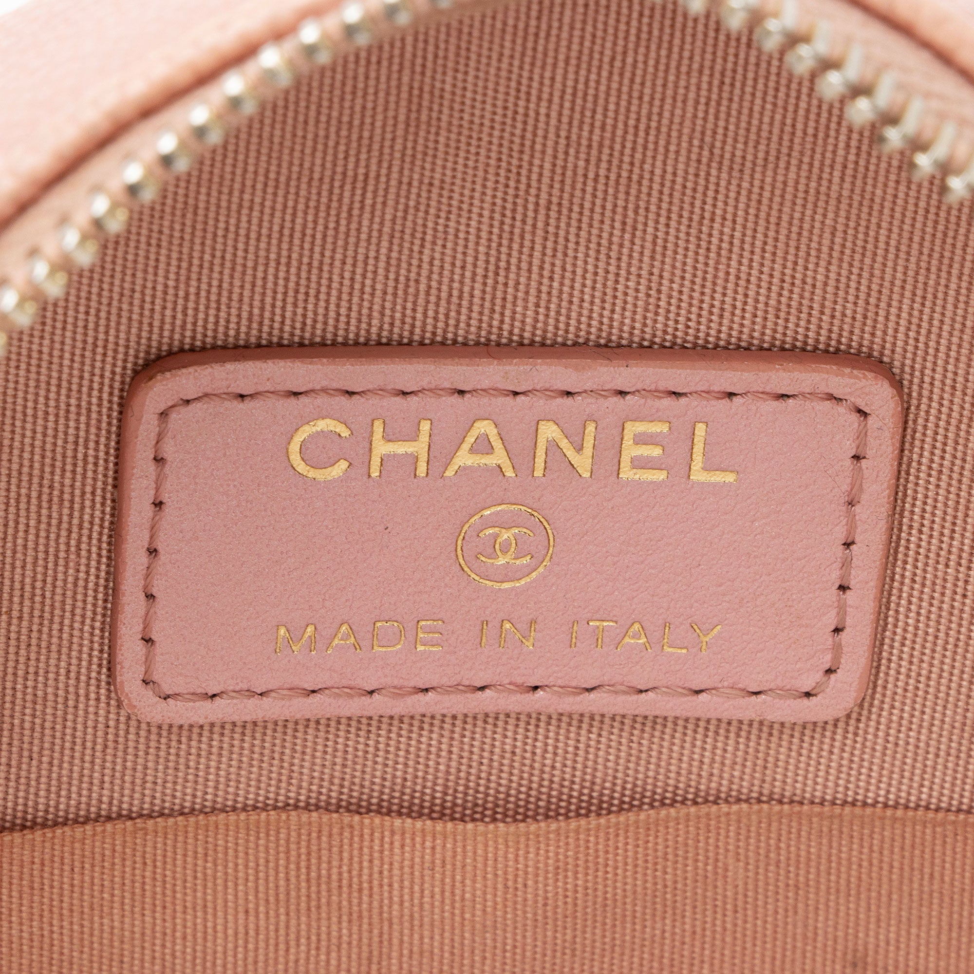 Chanel Iridescent Caviar Leather Mother of Pearl CC Round Clutch with Chain (SHF-YKChQe)