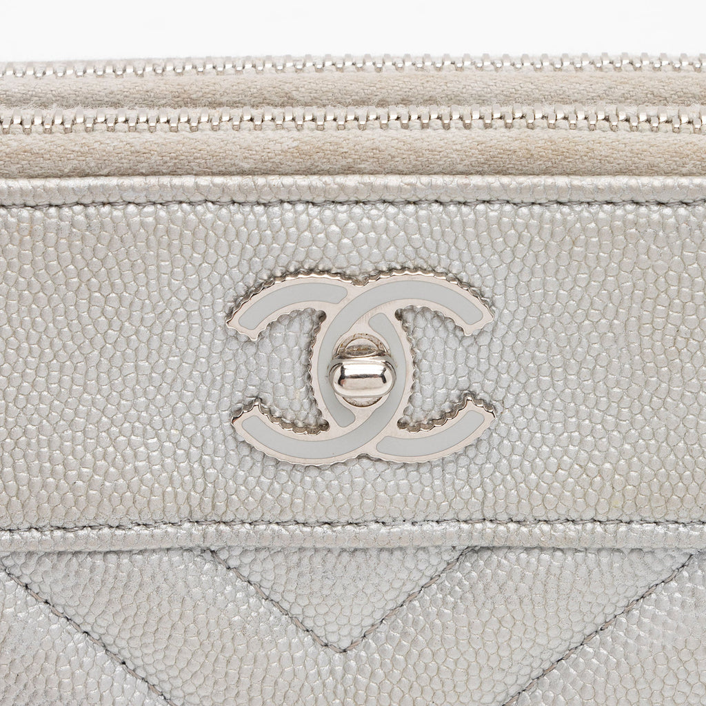 Chanel Iridescent Caviar Leather Vintage Mademoiselle Clutch with Chain (SHF-fdlQlw)