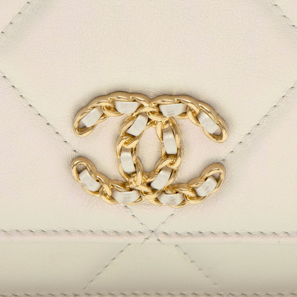 Chanel Iridescent Lambskin 19 Wallet on Chain (SHF-Q3iEEa)
