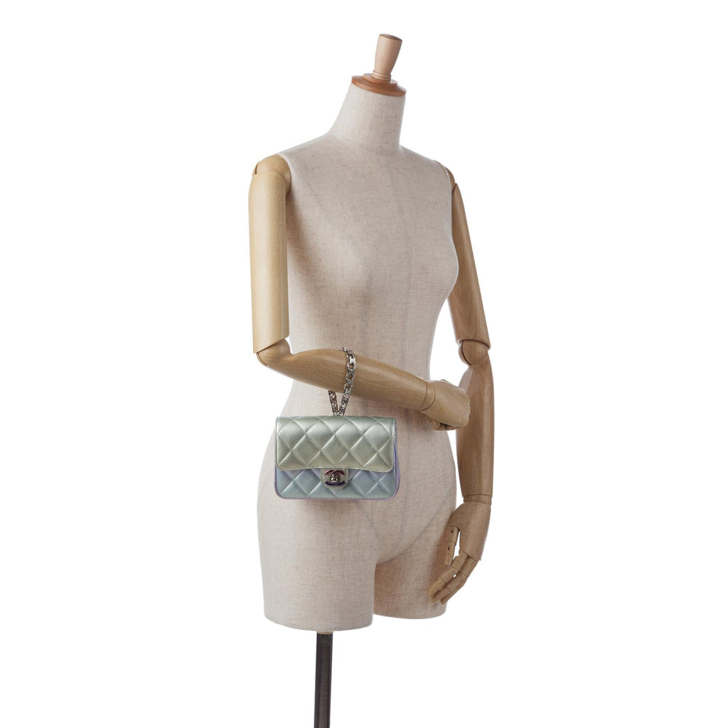 Chanel Iridescent Lambskin Wristlet Clutch Bag (SHG-OsxRyI)