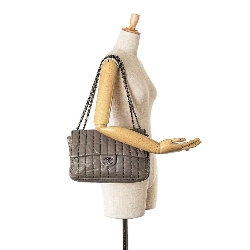 Chanel Jumbo CC Lambskin Vertical Stitch Single Flap (SHG-aklE2G)